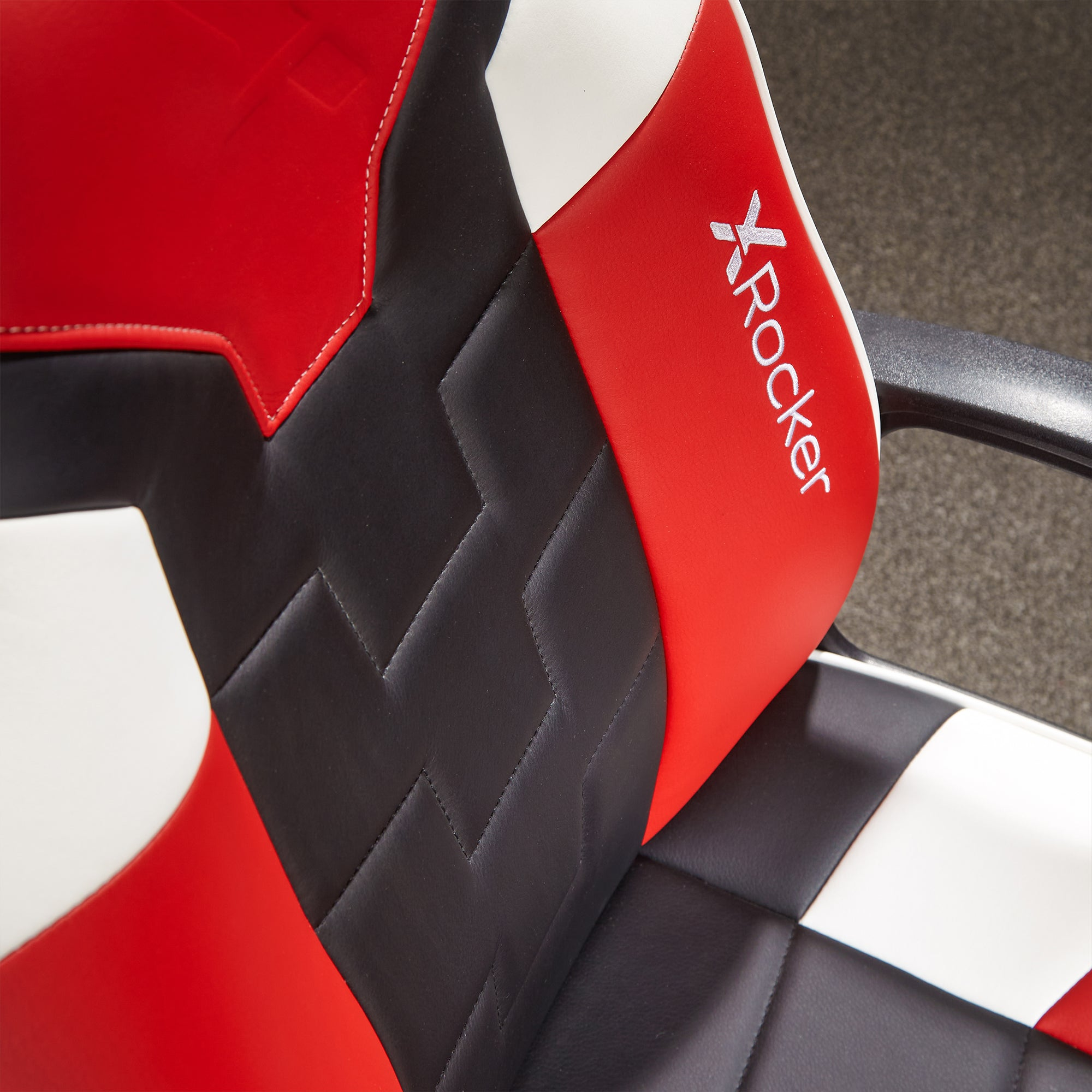 Detail eines Gaming-Stuhls: rote, schwarze und weiße Bereiche mit XRocke-Logo.