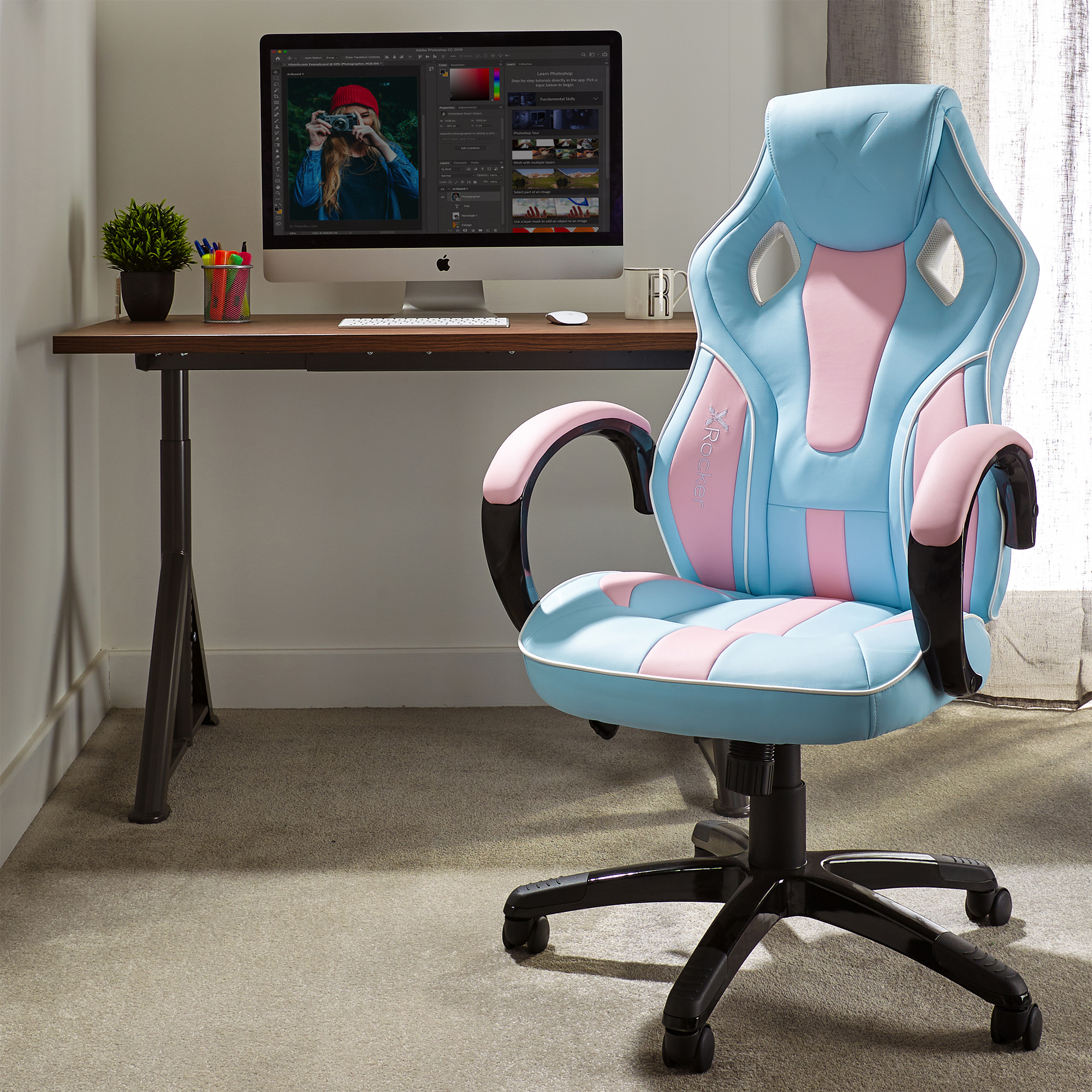 Ein Gaming-Stuhl in einem Raum mit Computer, Schreibtisch und Dekorationen.