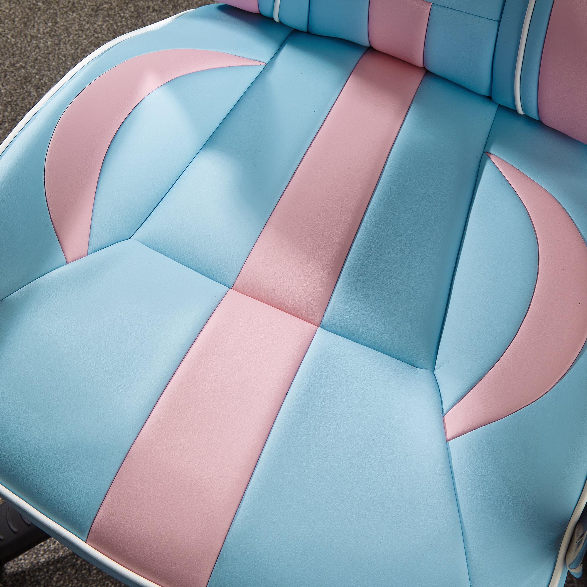 Nahaufnahme eines blau-rosa Gaming-Stuhls. Gemusterte Sitzfläche und Rückenlehne.