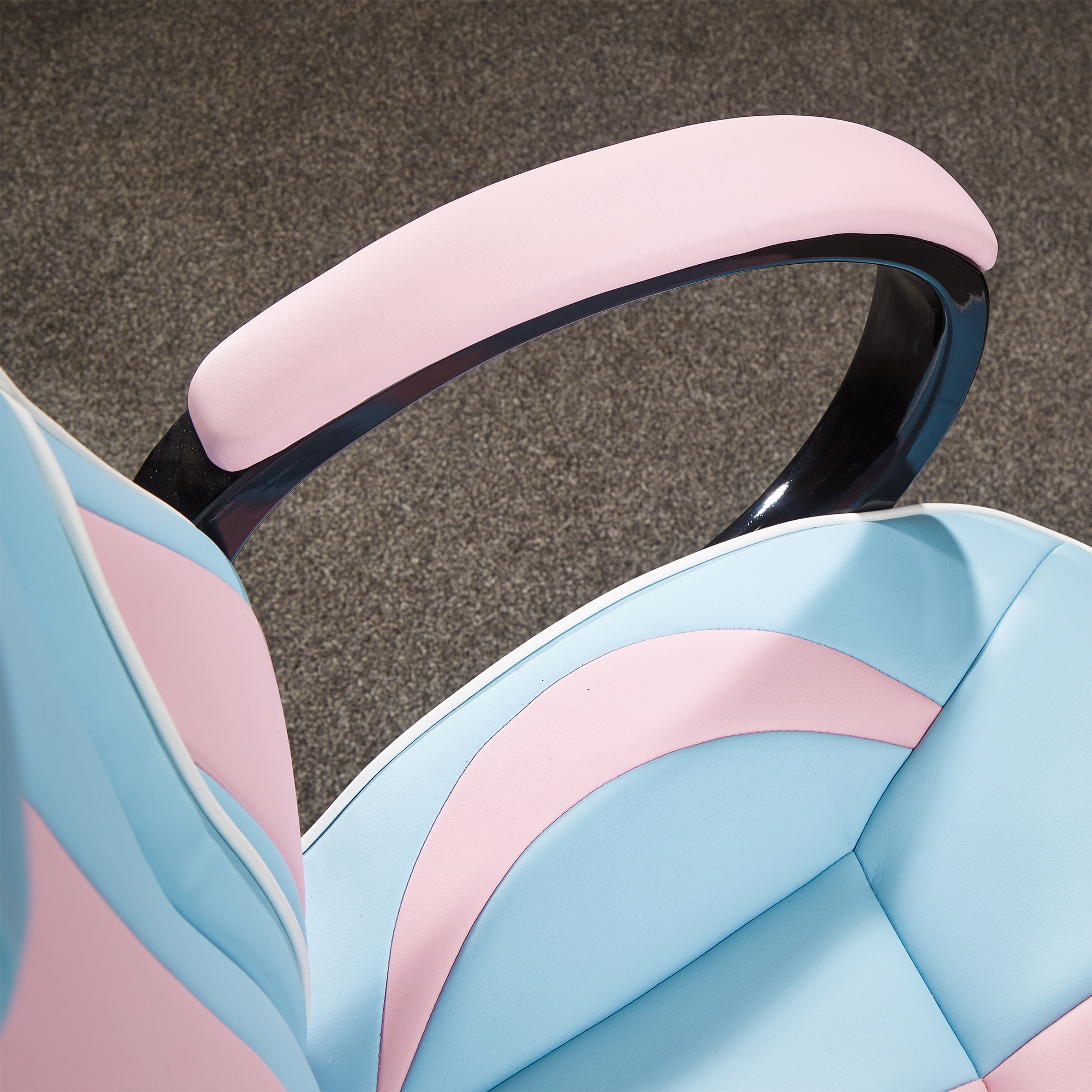 Nahaufnahme einer blau-rosa Gaming-Stuhllehne.