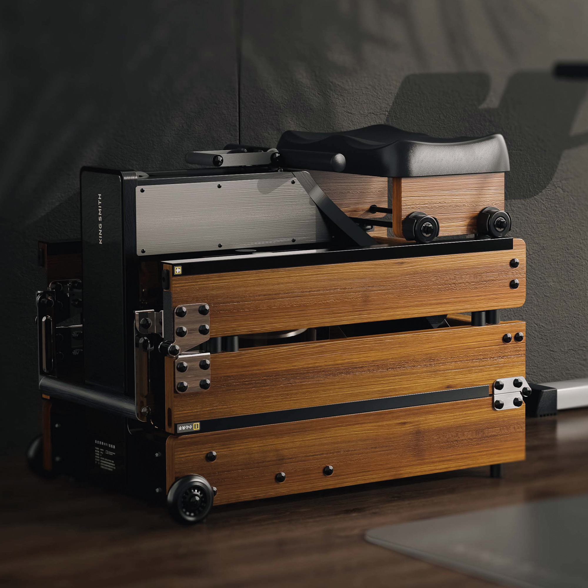 Faltbare Holz-Trainingsmaschine mit schwarzem Sitz und Metallteilen.