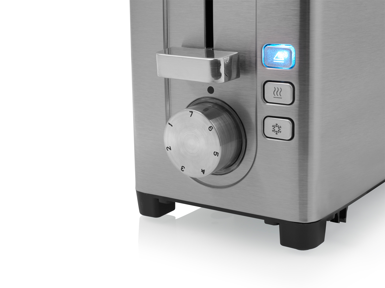 Zbliżenie tostera z pokrętłem i przyciskami. Srebrny kolor, białe tło.