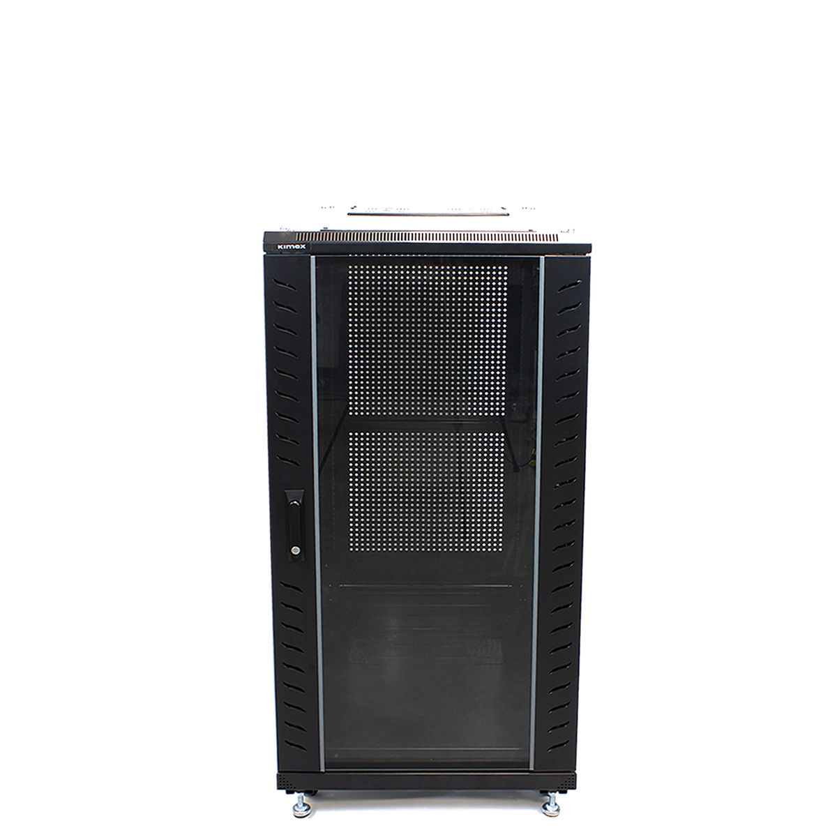 Un armadio rack server nero con porta in vetro. È su sfondo bianco.