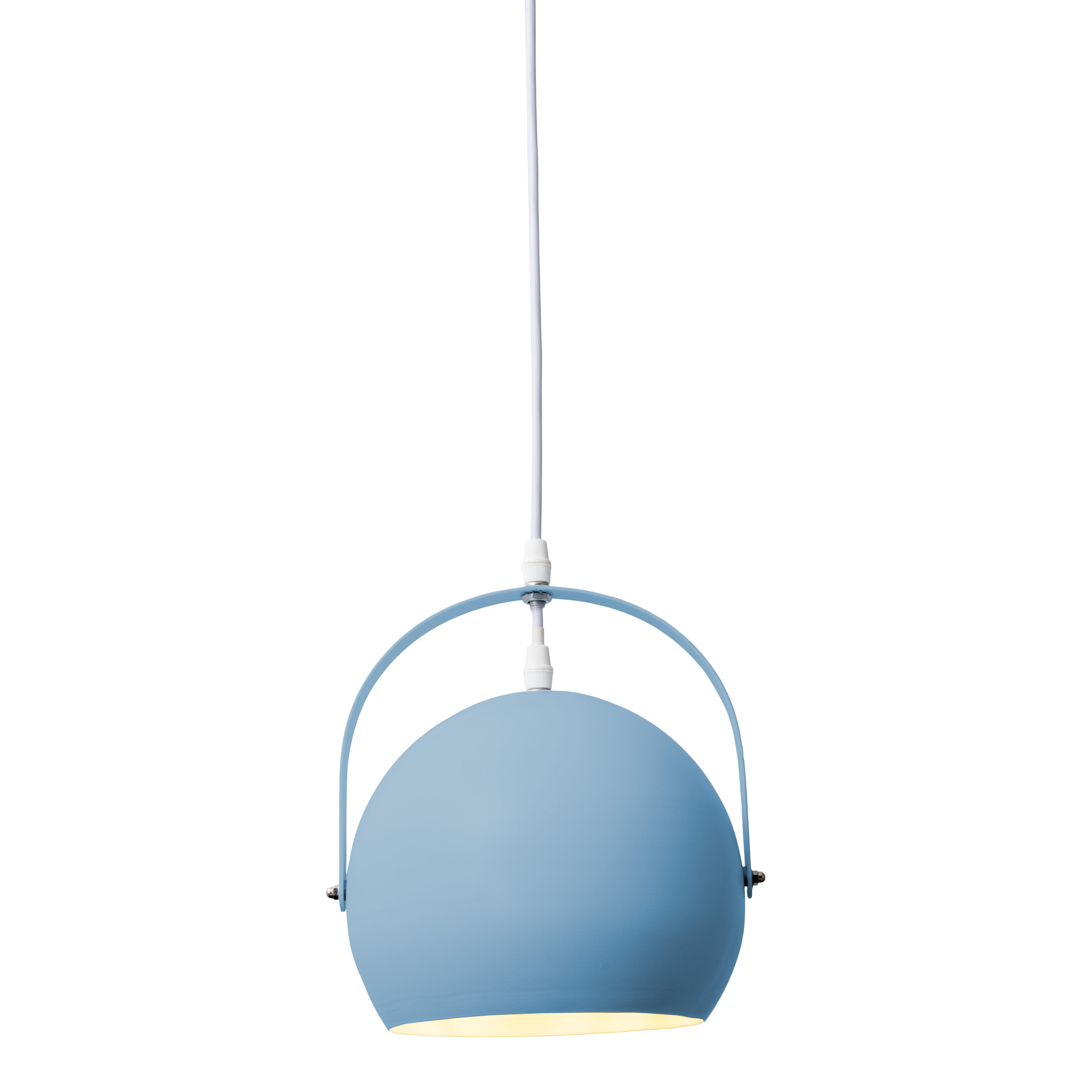 Blaue Pendelleuchte mit kugelförmigem Schirm und weißem Kabel.