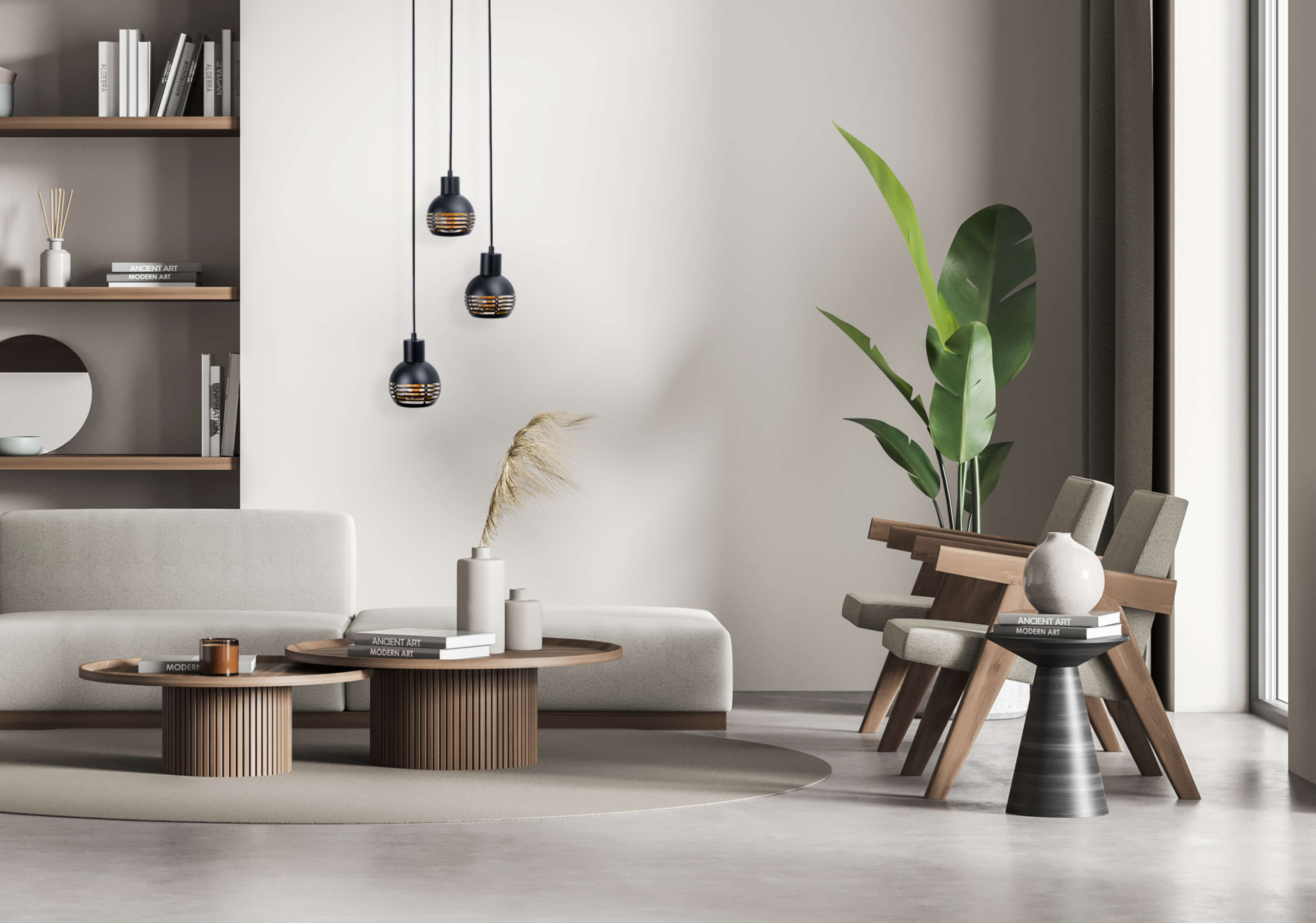 Wohnzimmer mit Pendelleuchten, Sofa und Holzstühlen. Eine Pflanze und Couchtische sorgen für Dekoration.