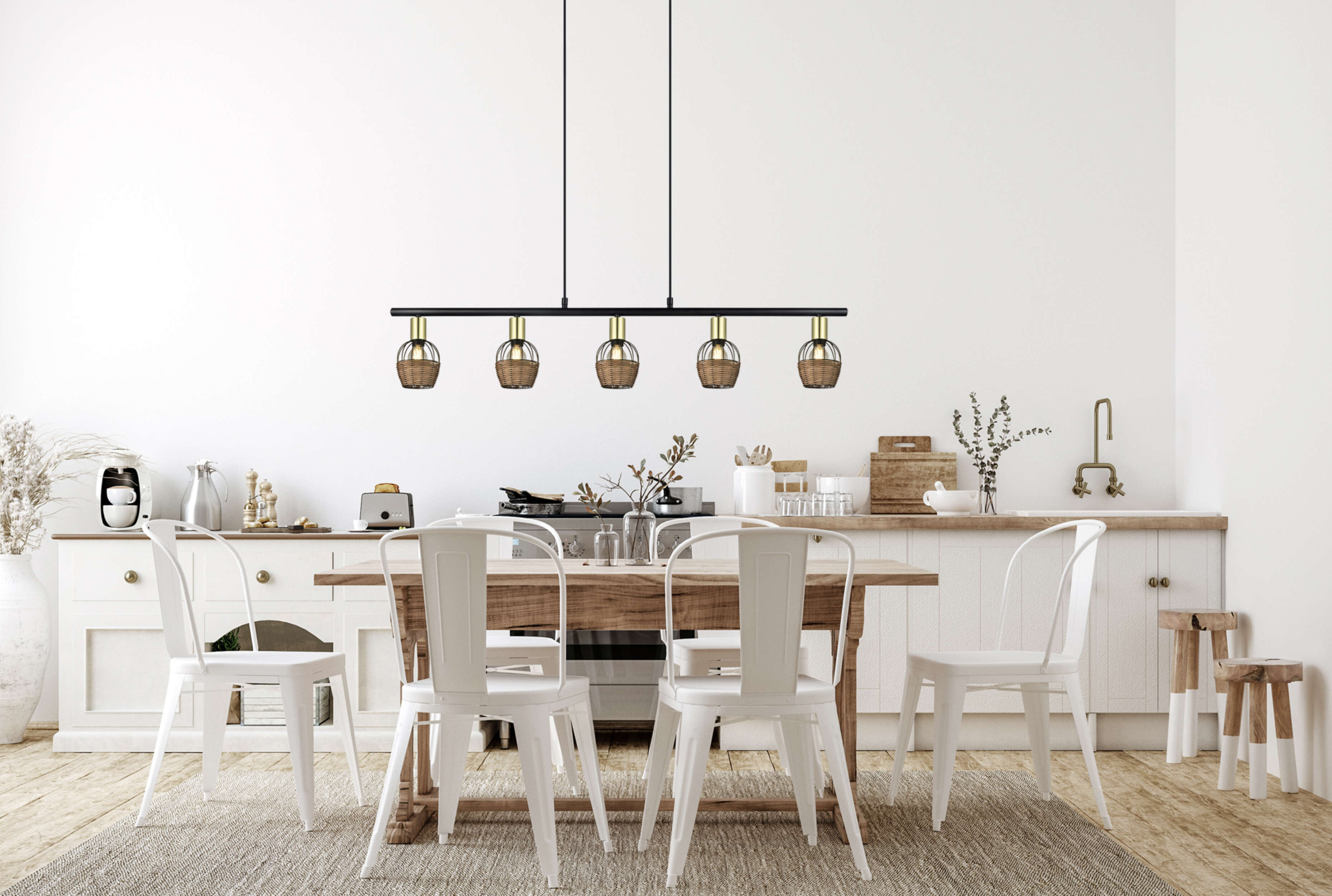 Ein Esszimmer mit Holztisch, weißen Stühlen und schwarzer Leuchte.