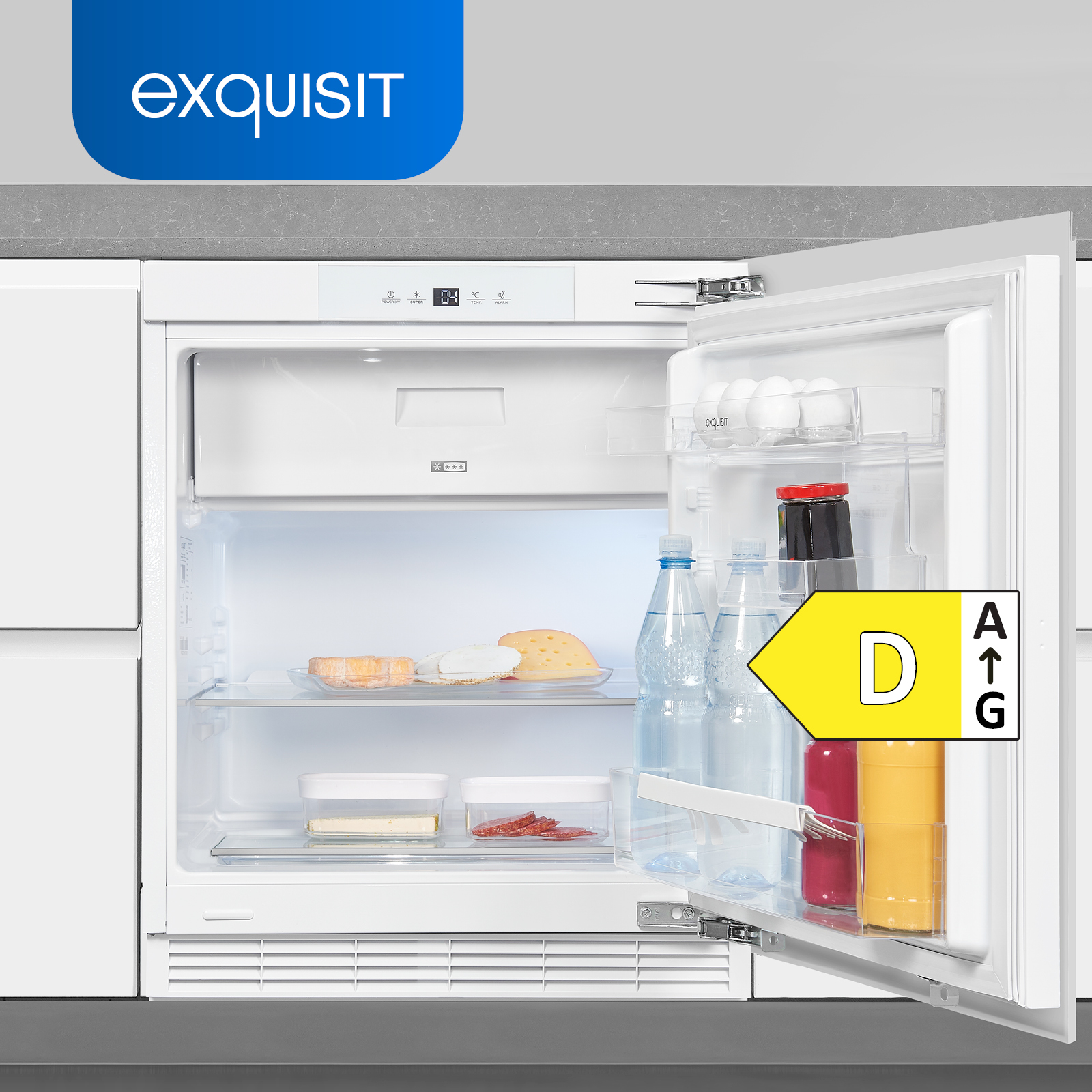 Kühlschrank mit offener Tür, zeigt Lebensmittel, Regale und ein Energieeffizienz-Label.