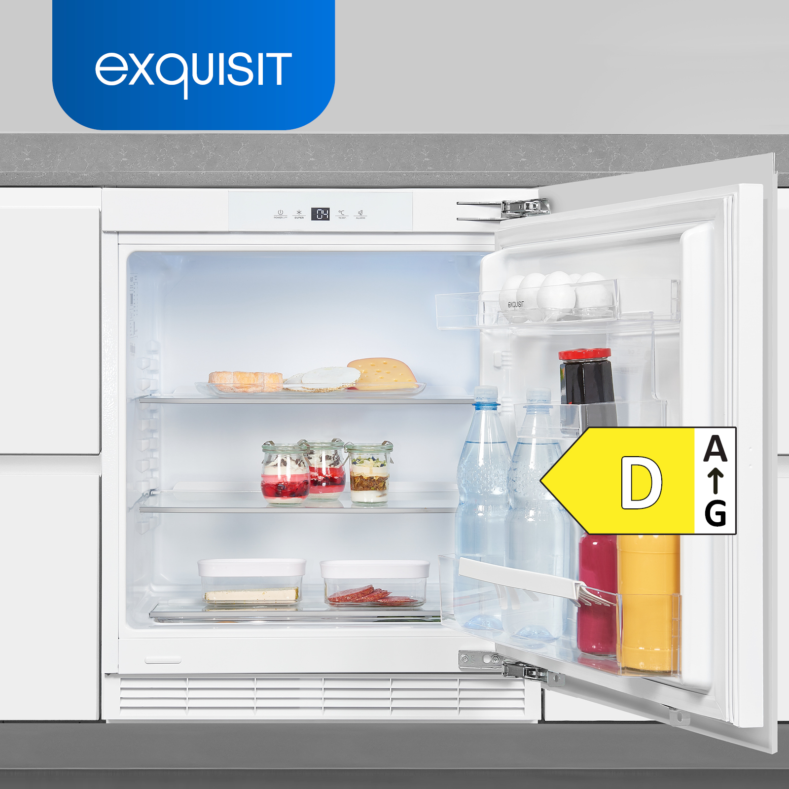 Offener weißer Kühlschrank mit Essen. Energieetikett D sichtbar.