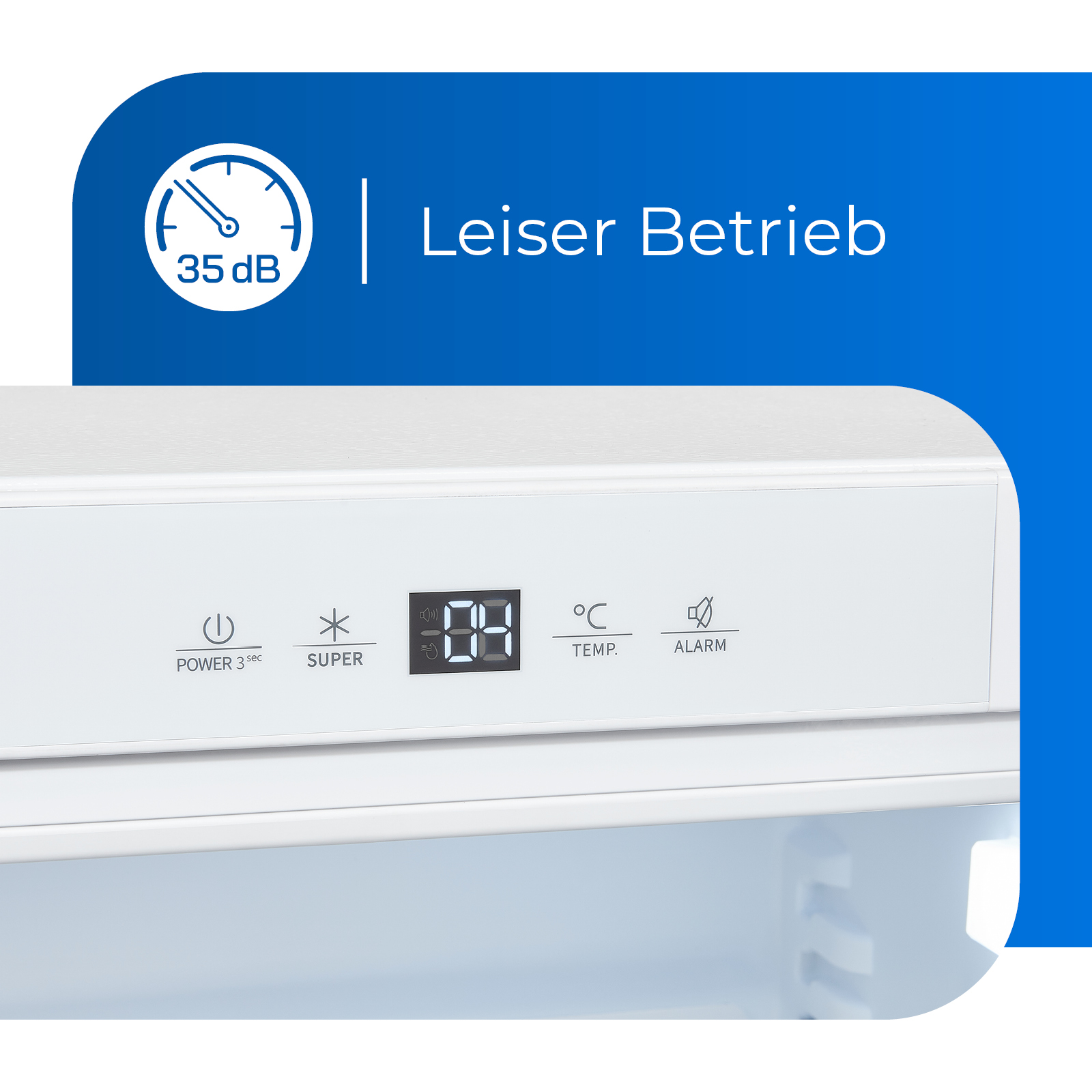 Nahaufnahme des Bedienfelds eines Kühlschranks. Text auf Deutsch: 35 dB, Power, Super, Temp, Alarm.