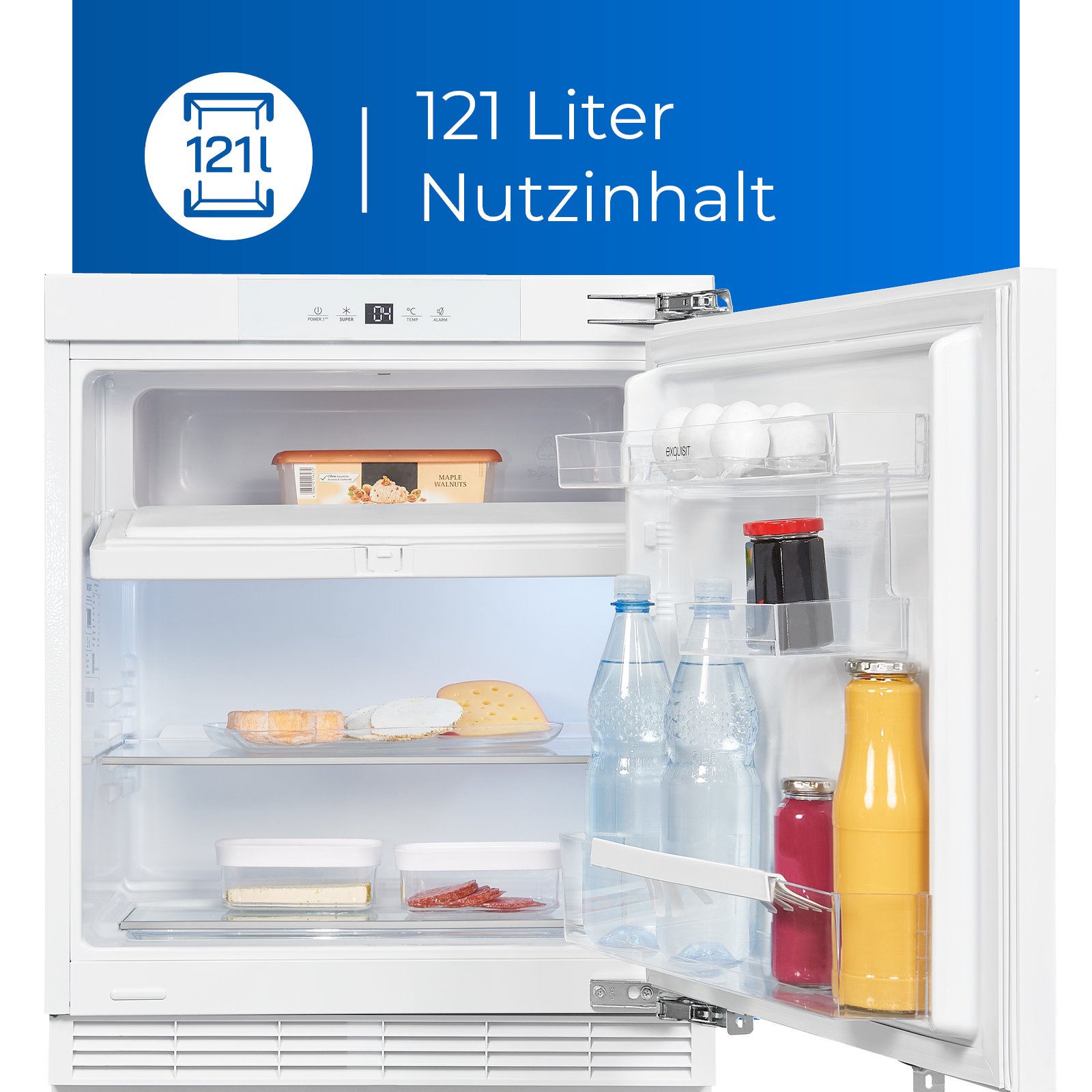 Weißer Kühlschrank mit offener Tür. Im Inneren befinden sich verschiedene Lebensmittel und Regale.