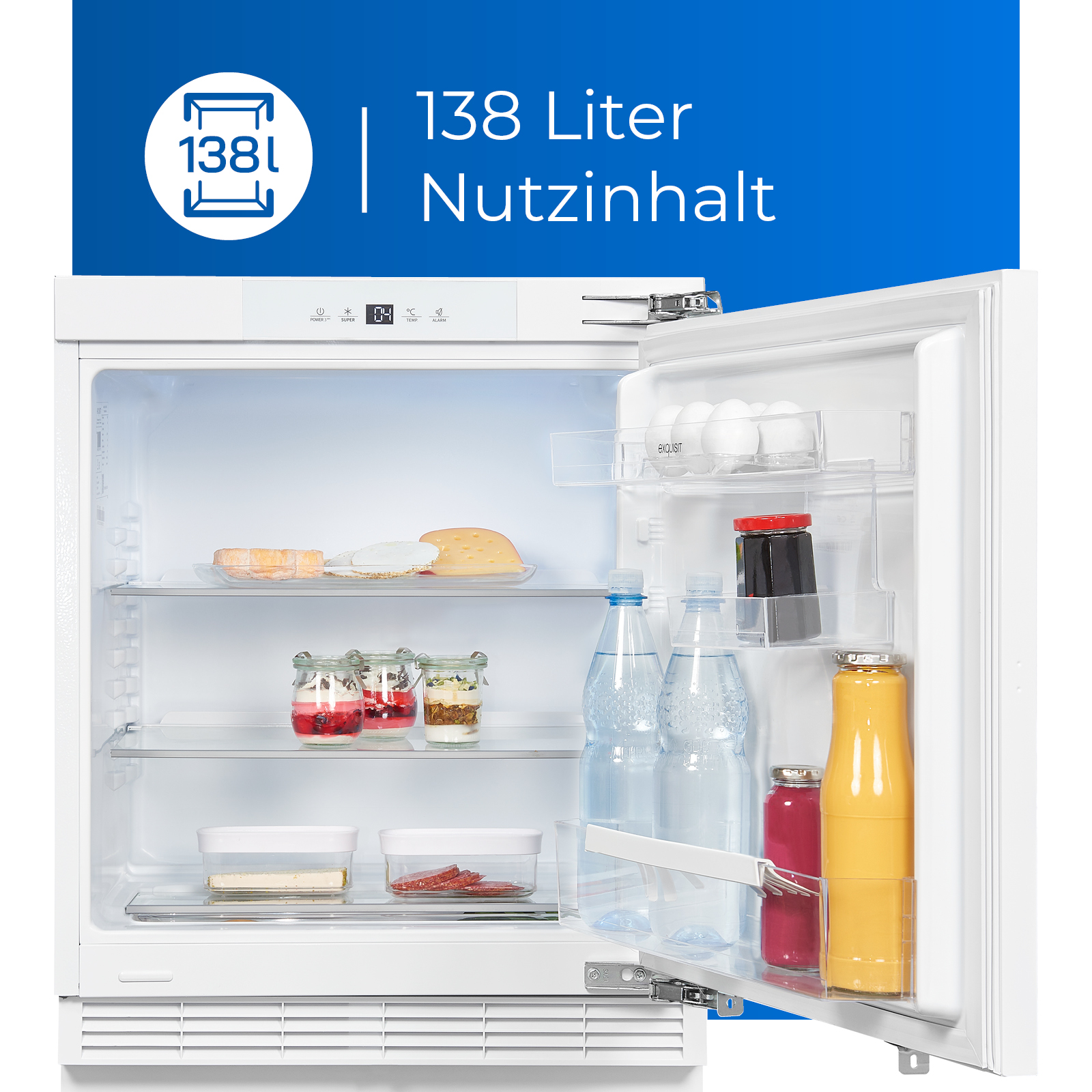Weißer Kühlschrank mit offener Tür. Im Inneren befinden sich Regale mit Lebensmitteln, Wasserflaschen und Saft.