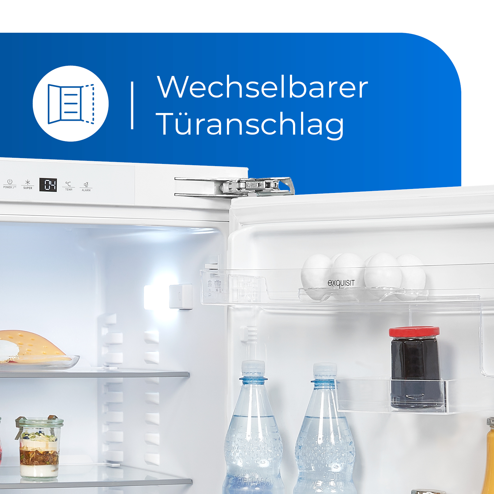 Im Inneren eines Kühlschranks, Regale mit Lebensmitteln zeigend und die Tür mit dem Label 'Wechselbarer Türanschlag'.