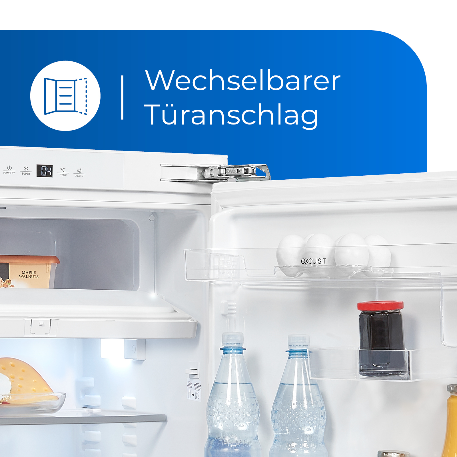 Eine Kühlschranktür offen, mit Regalen mit Eiern, Wasserflaschen und einem Glas Marmelade.