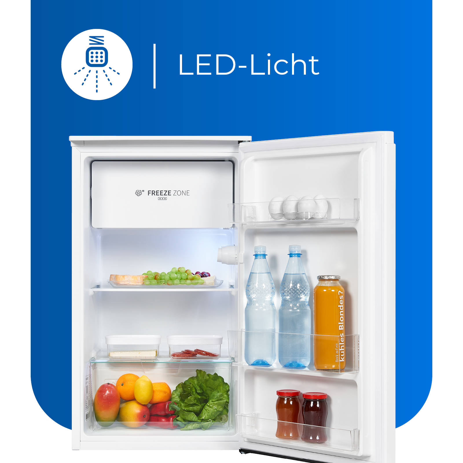 Ein kleiner weißer Kühlschrank mit offener Tür. Im Inneren befinden sich Früchte, Gemüse, Getränke und Eier.
