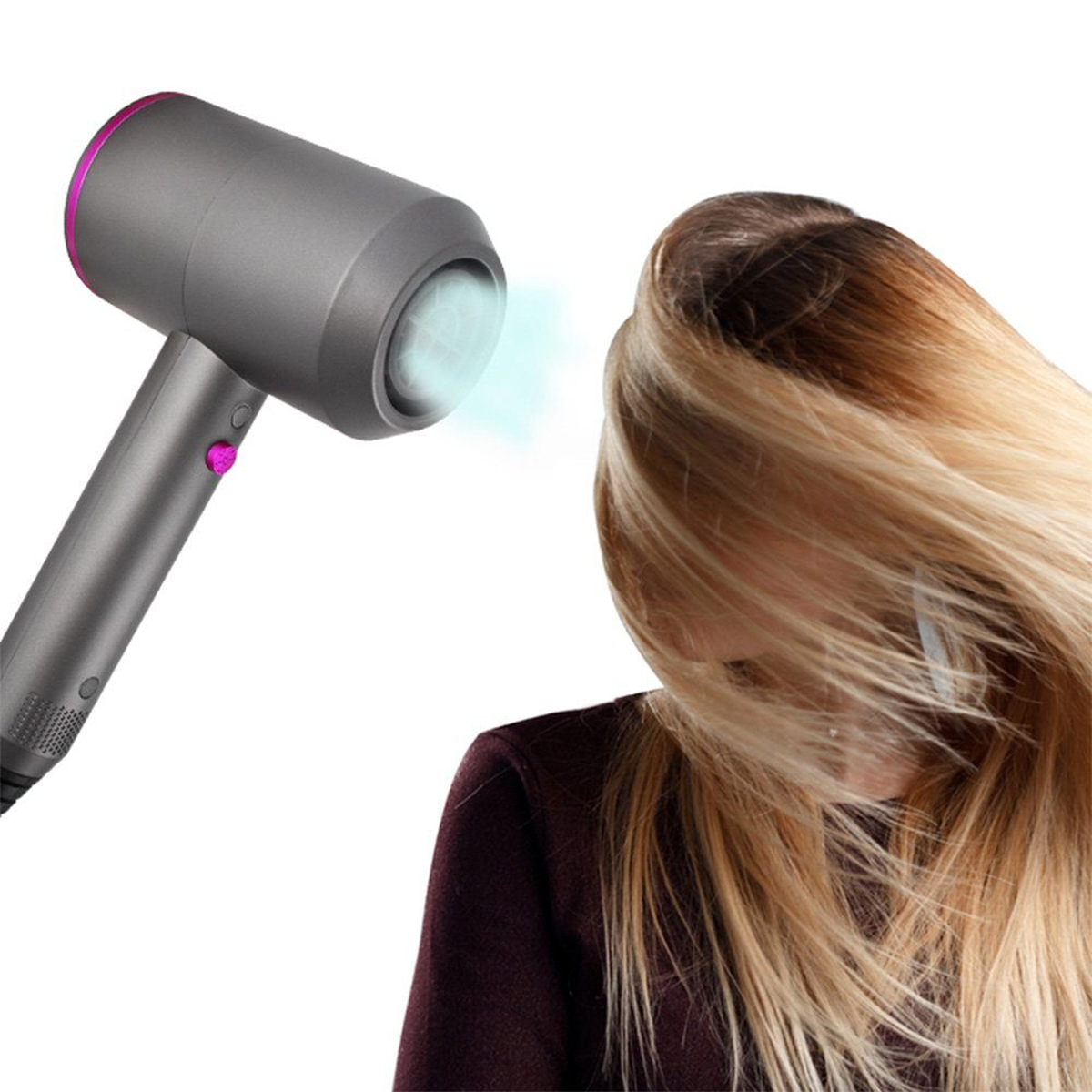 Ein grauer Haartrockner bläst Luft auf das blonde Haar einer Frau. Der Hintergrund ist weiß.