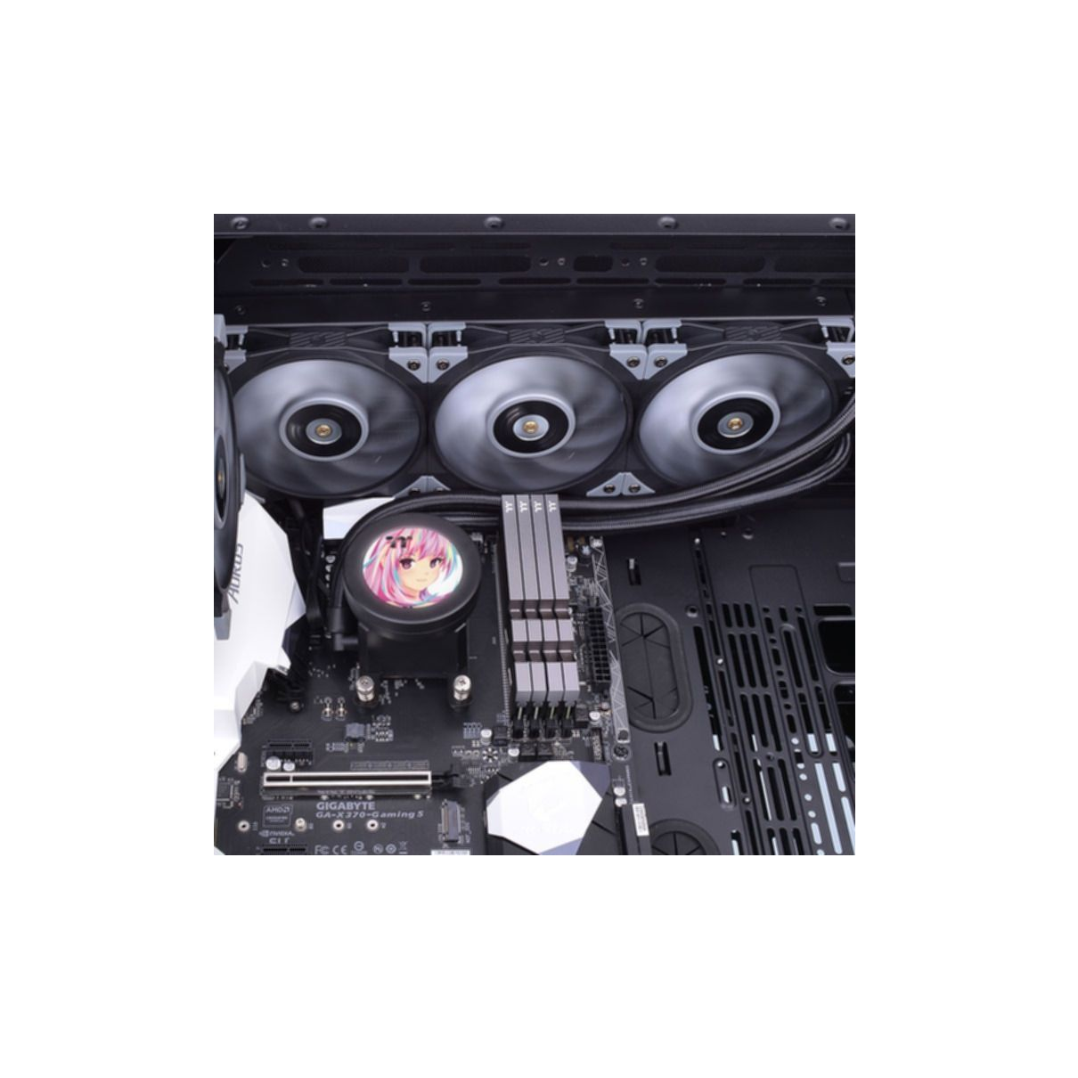 Interior de computadora con ventilador y pantalla. Imagen estilo anime en el ventilador. Componentes en blanco y negro.