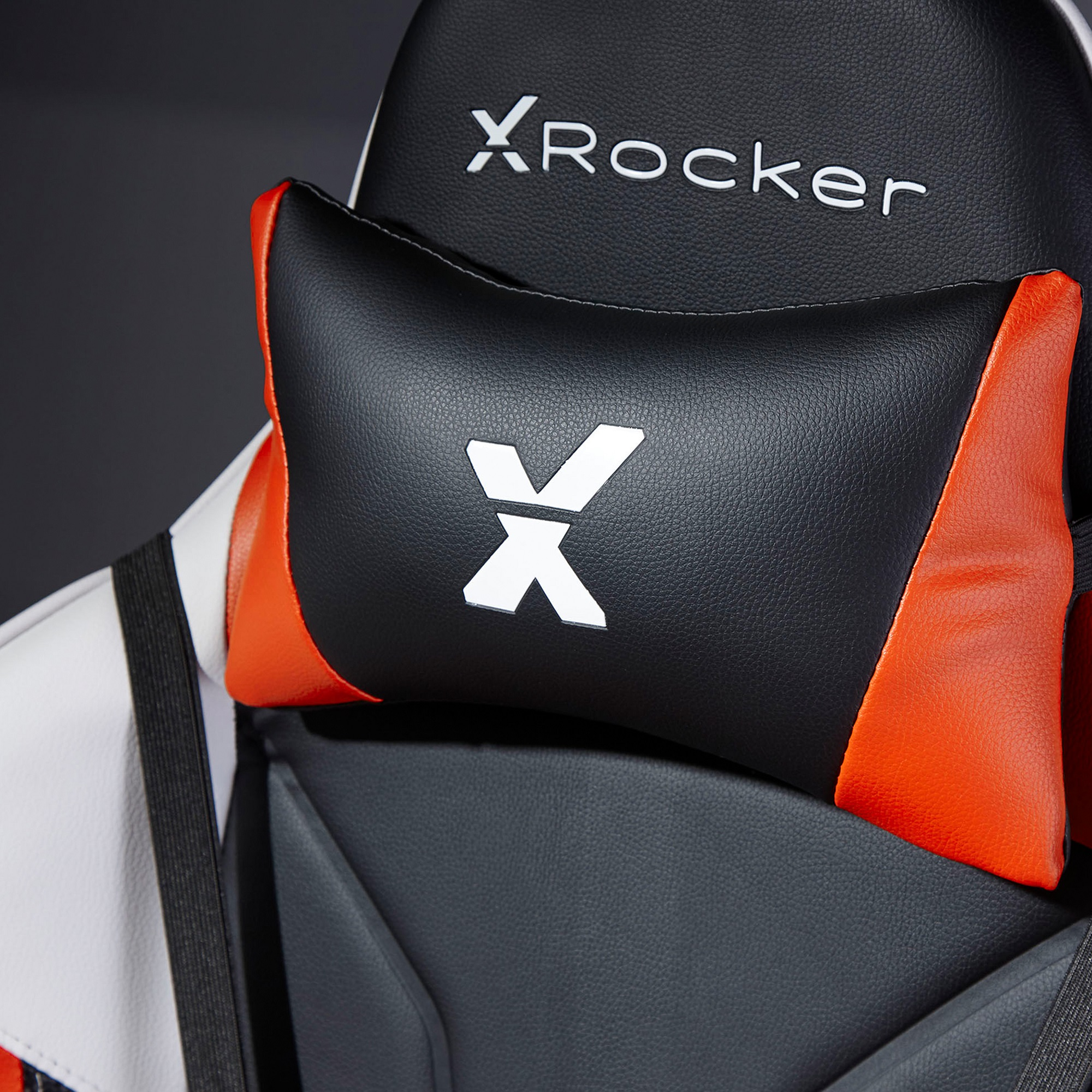 Nahaufnahme einer Gaming-Stuhl-Kopfstütze in Schwarz, Weiß und Orange.