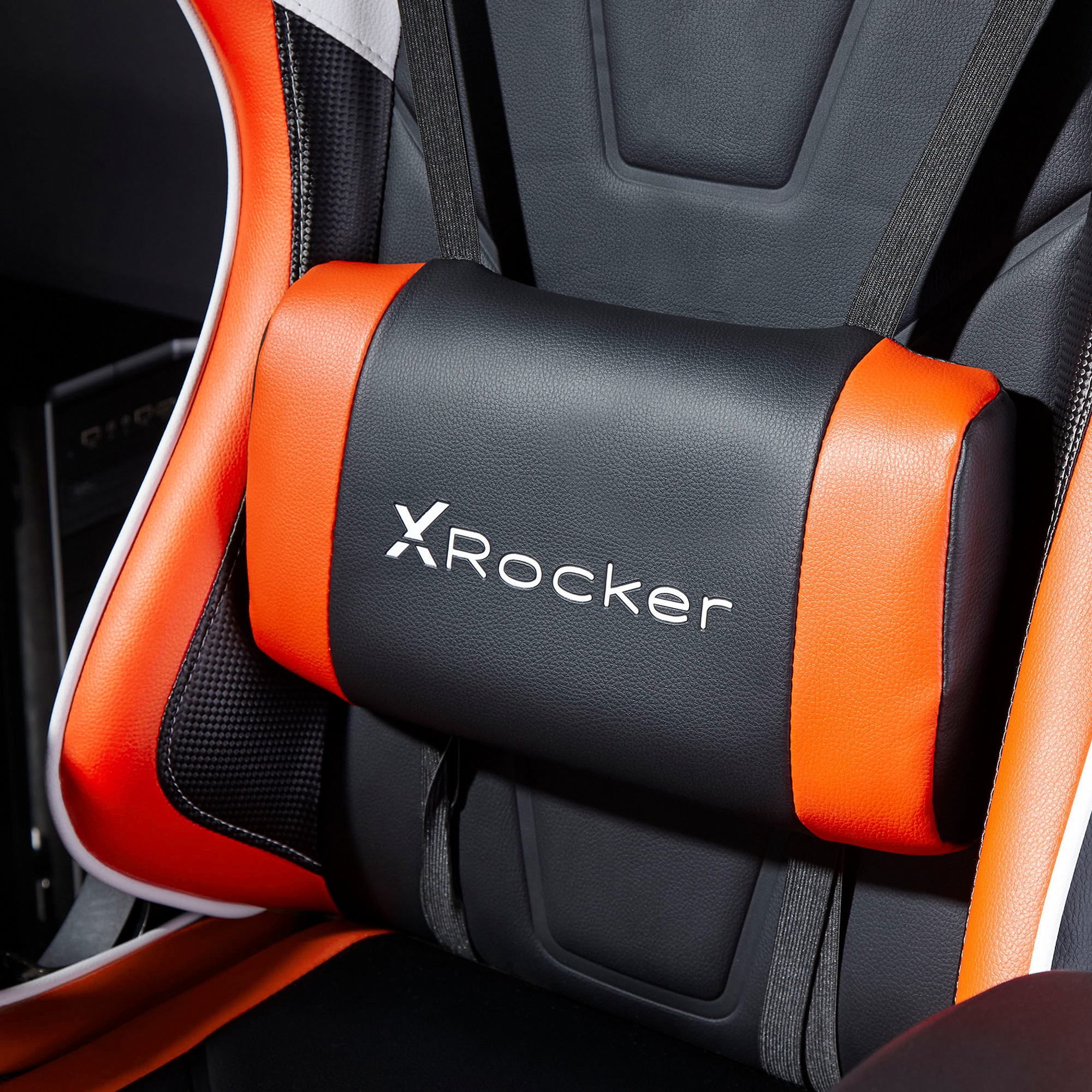 Kopfstütze eines Gaming-Stuhls, schwarz mit orangefarbenen Akzenten. Der Text 'X Rocker' ist sichtbar.