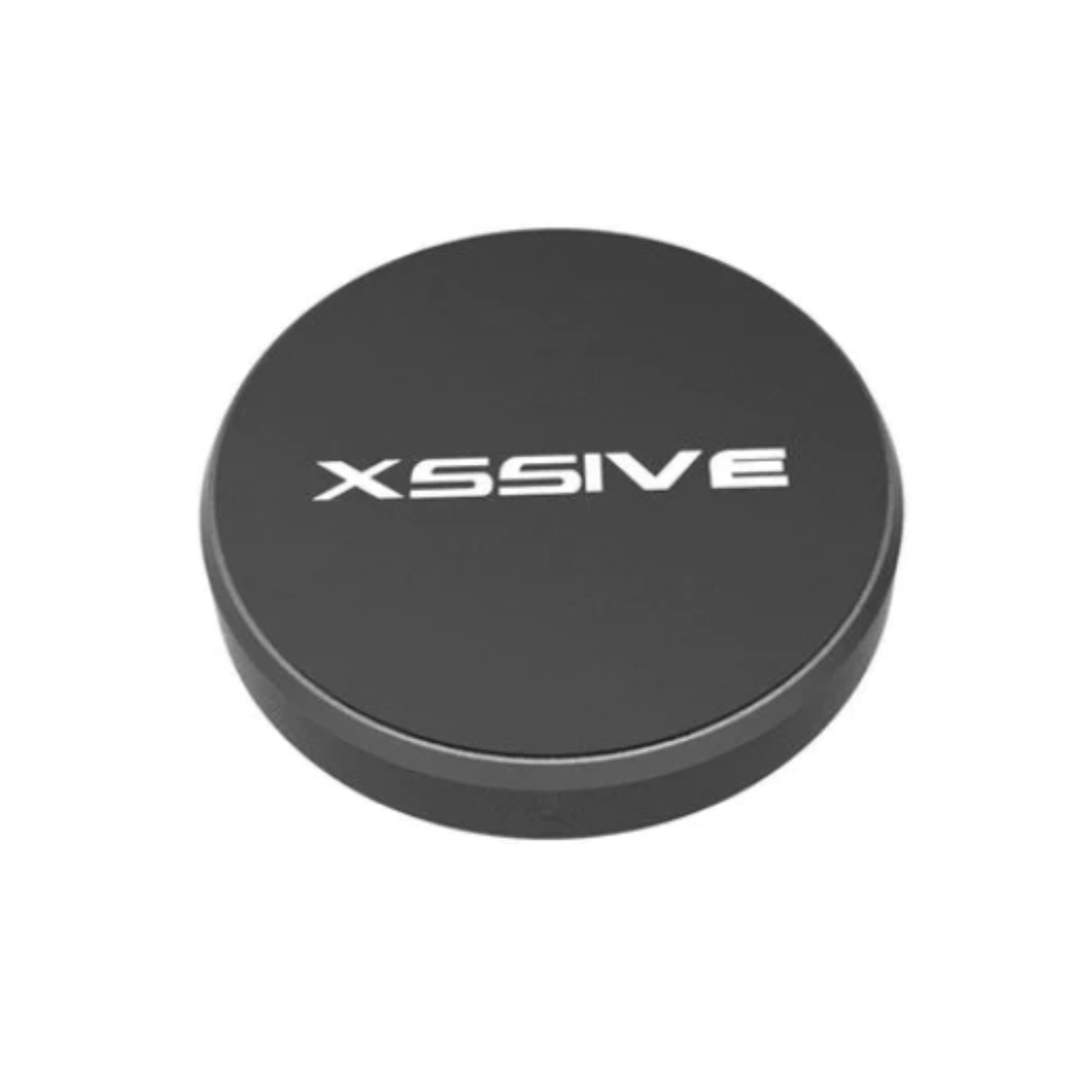 Ein schwarzes, kreisförmiges Objekt mit dem Wort "XSSIVE" in weißer Schrift mittig.