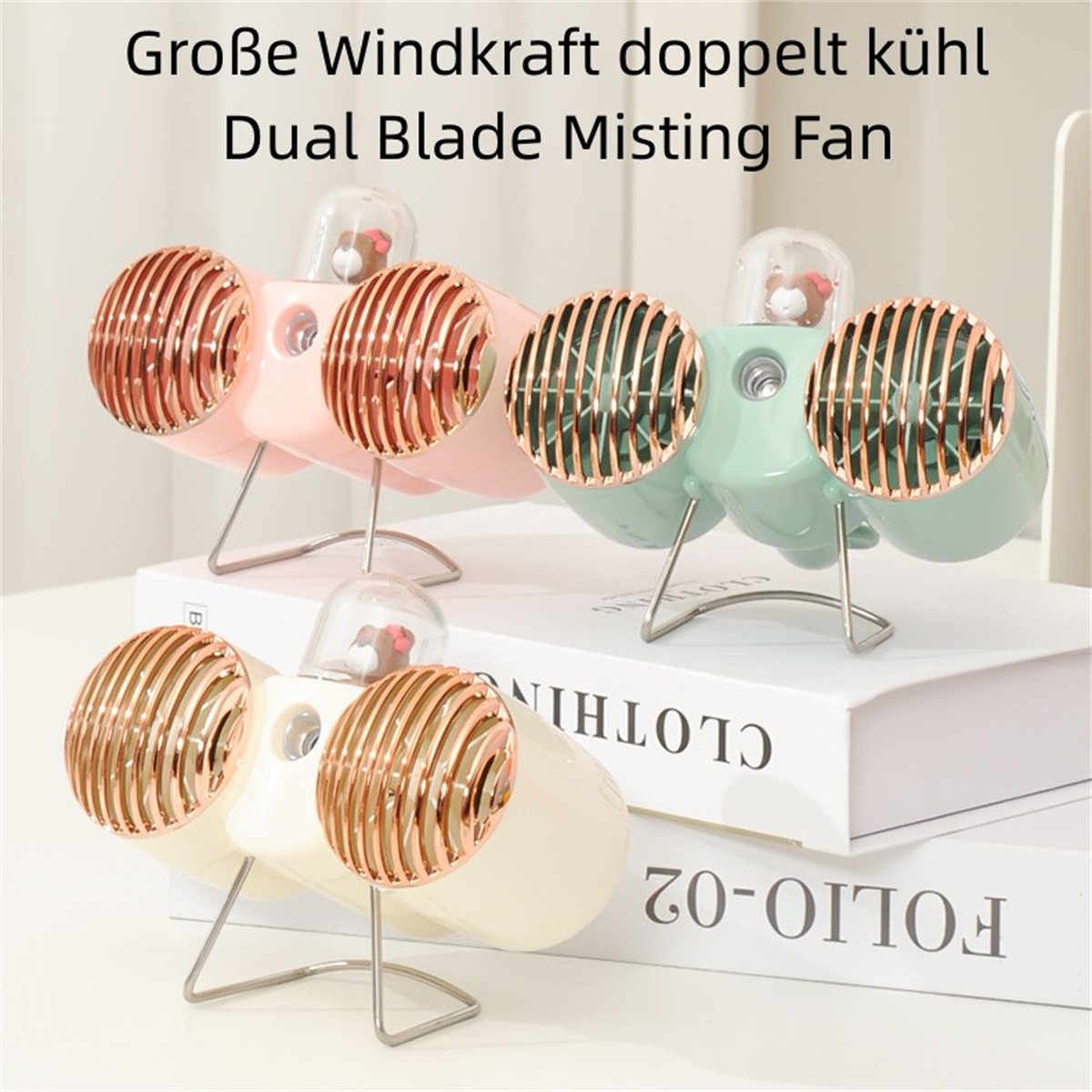 Drei kleine Ventilatoren mit Doppelblättern, jeweils in einer anderen Farbe und mit einer kleinen Tierfigur.