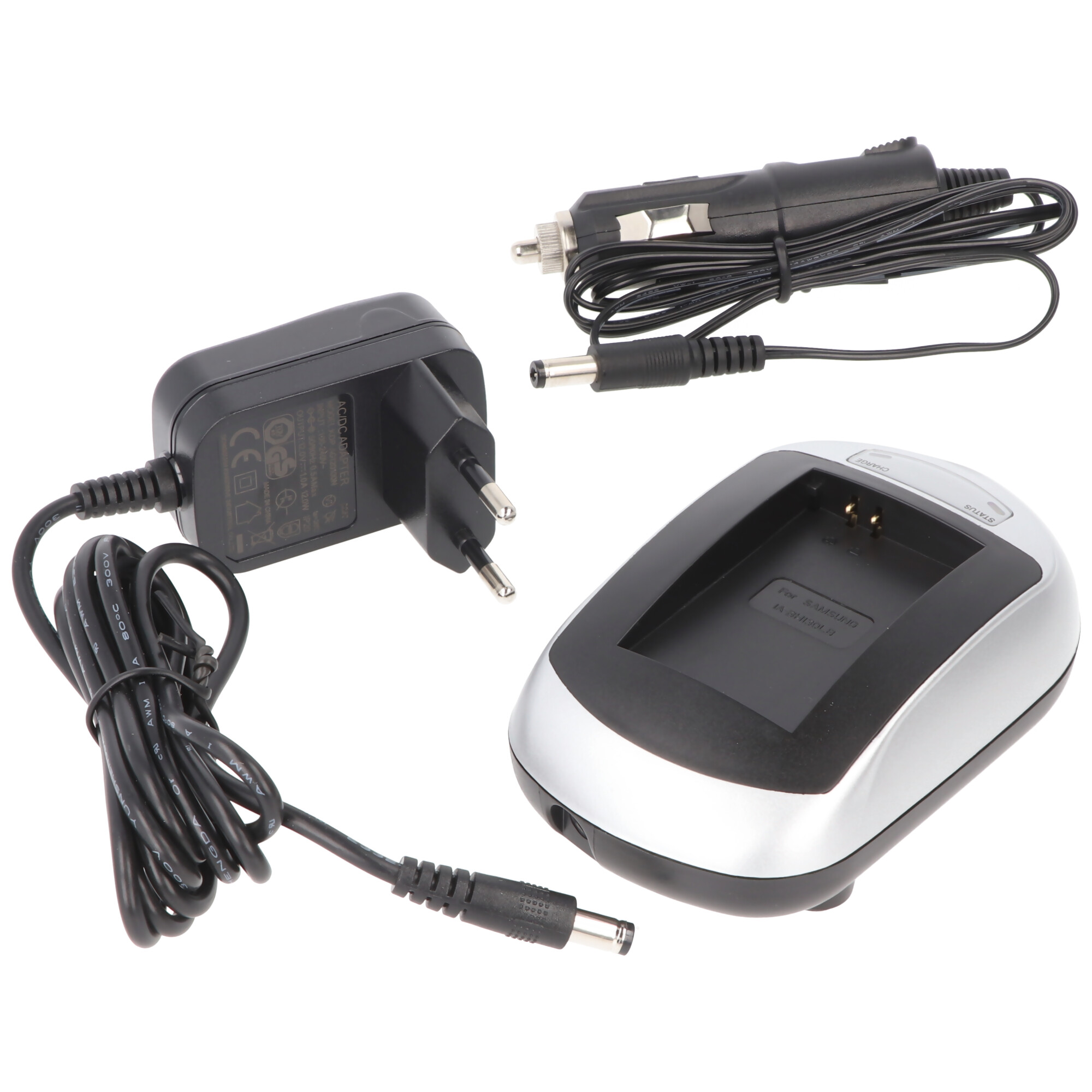Ein Ladegerät-Kit. Es enthält einen Wandadapter, einen Auto-Adapter und eine Ladestation in Silber und Schwarz.