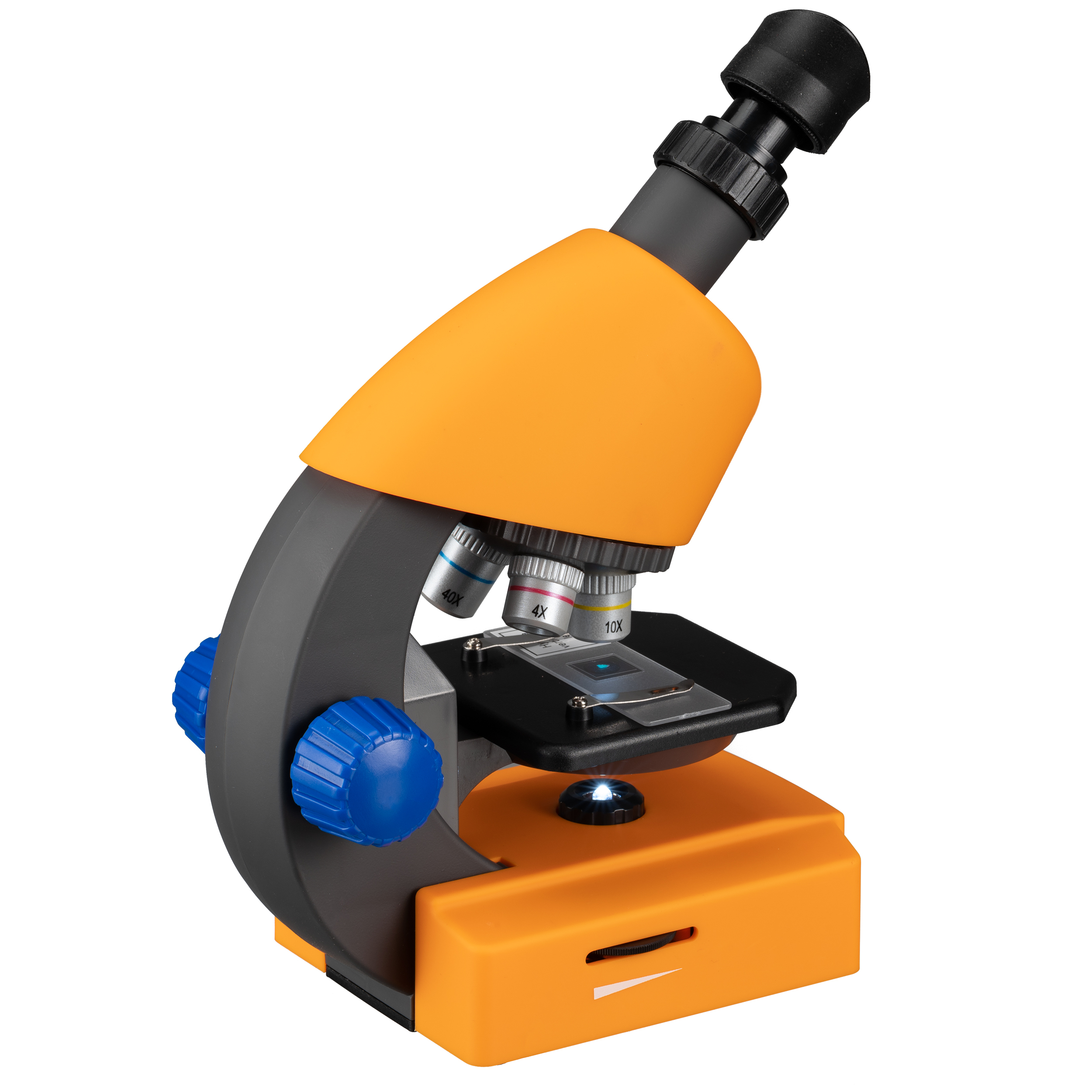 Microscopio naranja y gris con perillas de ajuste azules, sobre fondo blanco.