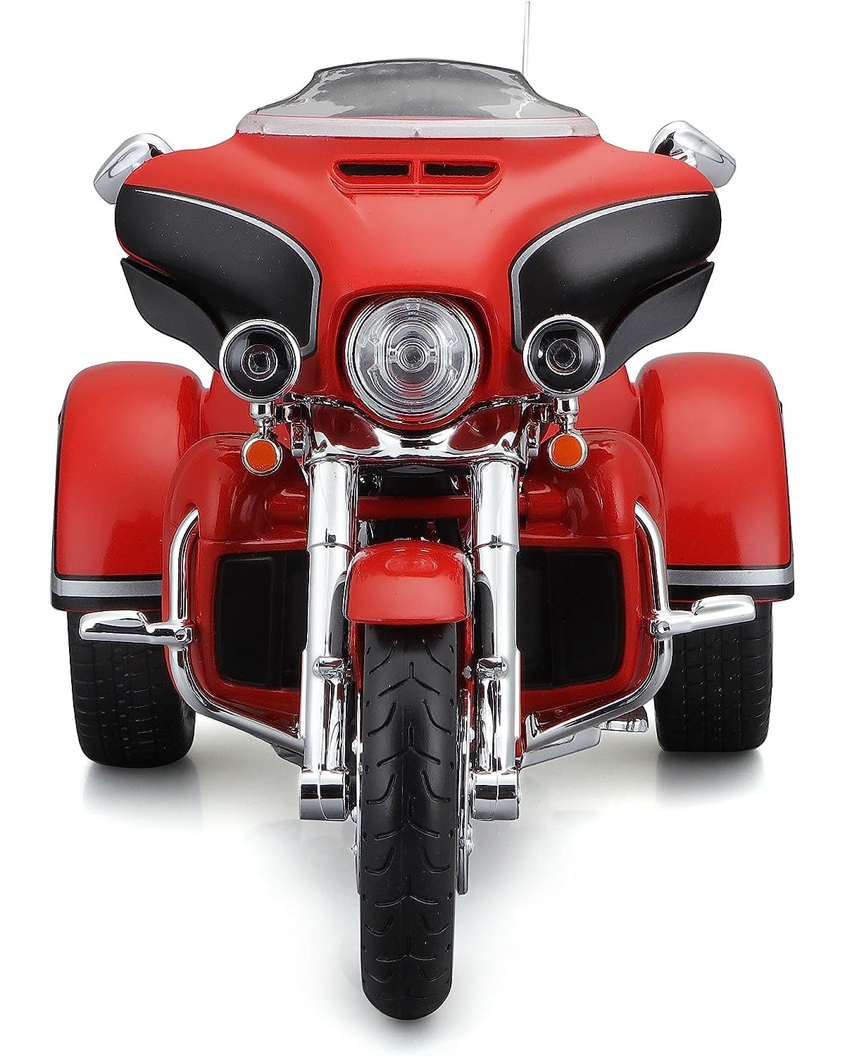 Rotes und schwarzes dreirädriges Motorrad, Vorderansicht, auf weißem Hintergrund.