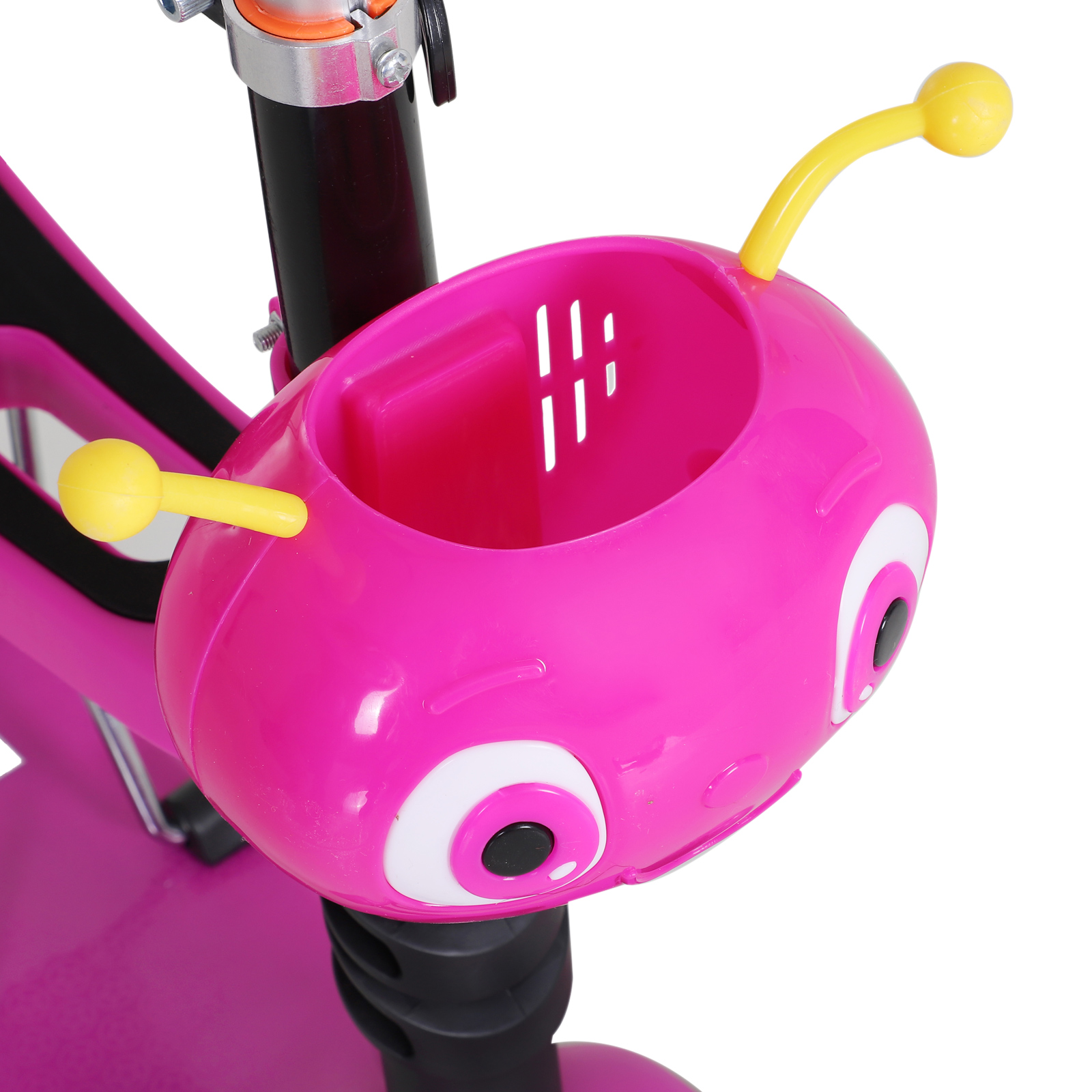 Primer plano de una cesta rosa para scooter con forma de insecto, antenas amarillas y ojos blancos.