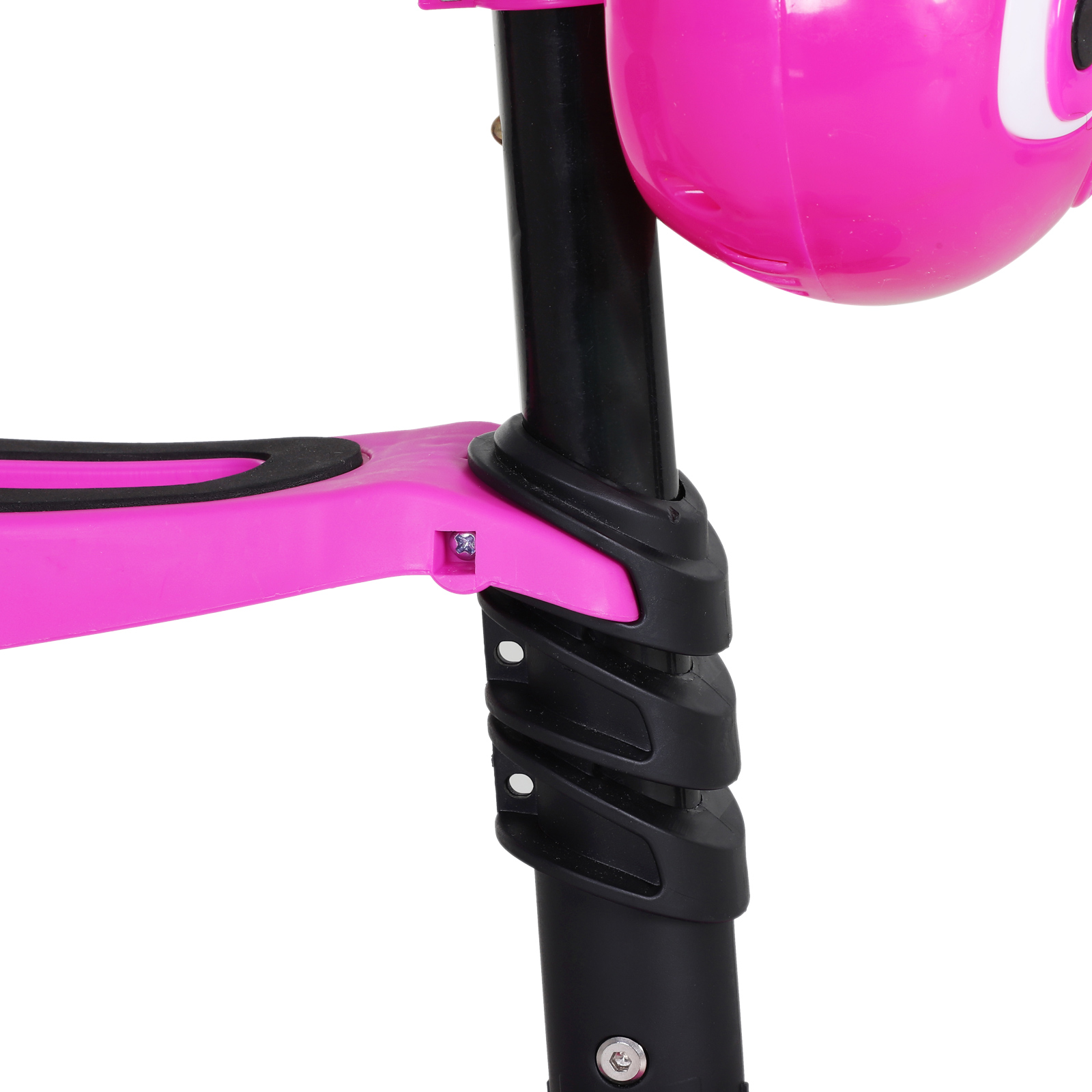 Primo piano del manubrio e dello stelo di un monopattino rosa, con un casco rosa attaccato.