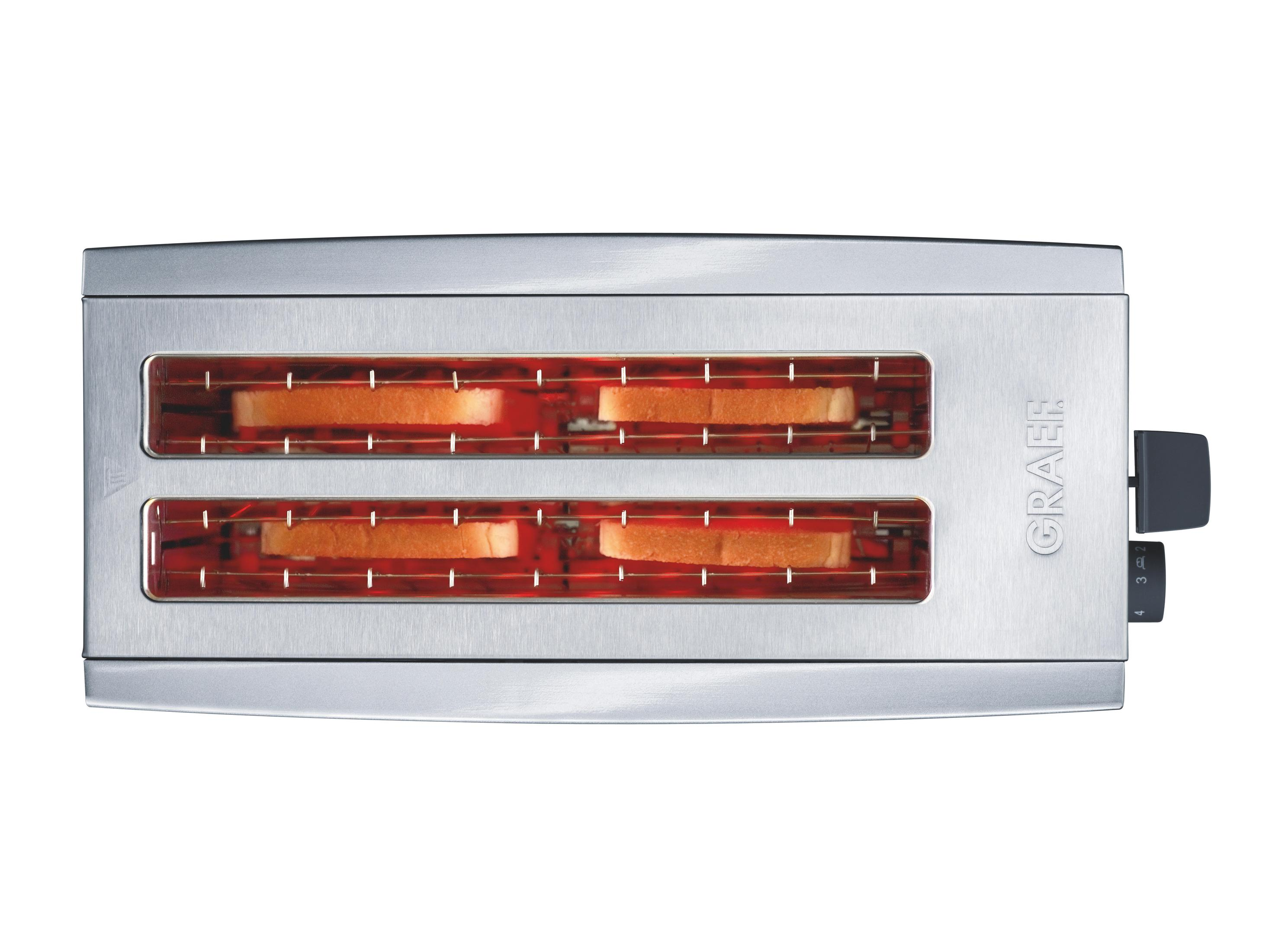 Silberner Toaster mit zwei Schlitzen. Brotscheiben befinden sich in den Schlitzen. Weißer Hintergrund.