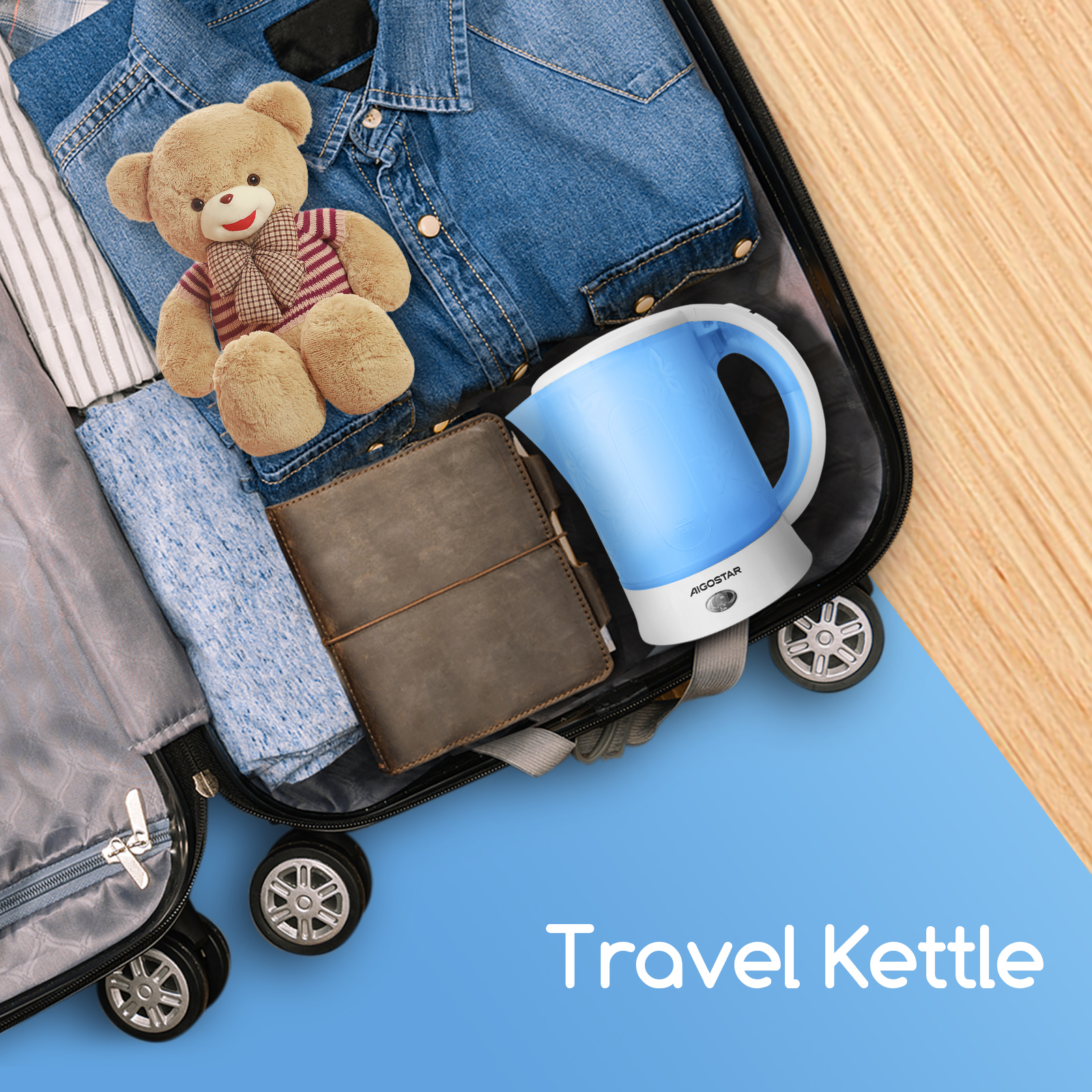 Ein Koffer mit Gegenständen, darunter ein Teddybär, Kleidung und ein Reise-Wasserkocher.
