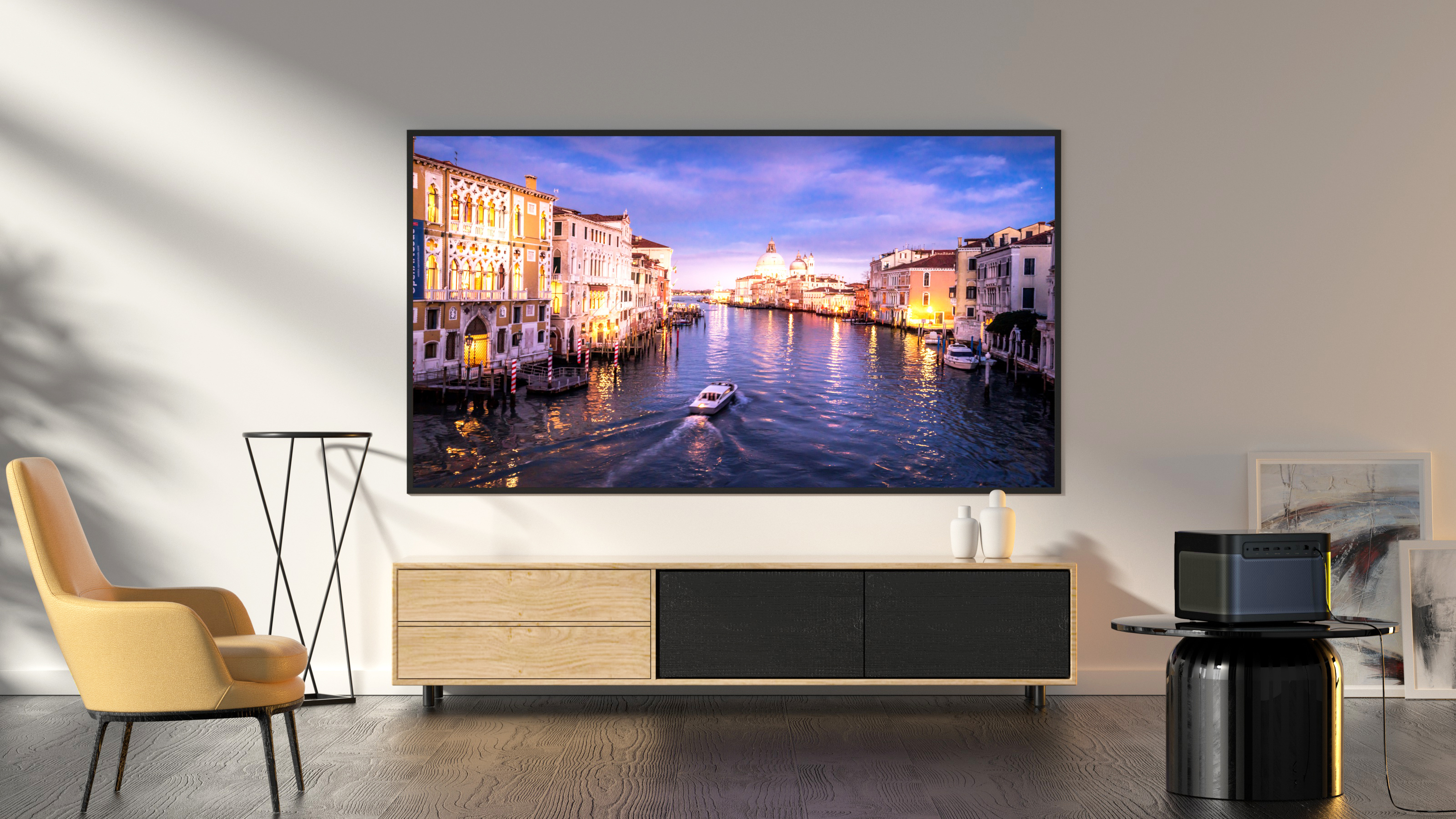 Ein großer Fernseher, der eine Kanalszene mit Gebäuden und Booten zeigt, mit einem schwarzen Tisch und einem gelben Stuhl.