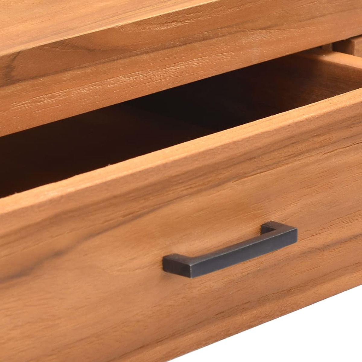 Holzschublade, teilweise geöffnet. Schwarzer Griff. Braunes Holz. Nahaufnahme.