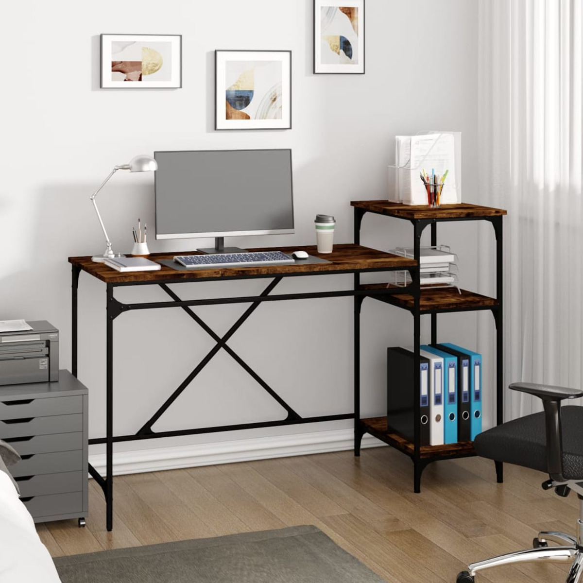 Schreibtisch mit Computer, Lampe und Büromaterial. Der Schreibtisch ist aus dunklem Holz mit schwarzen Metallbeinen und Regalen.