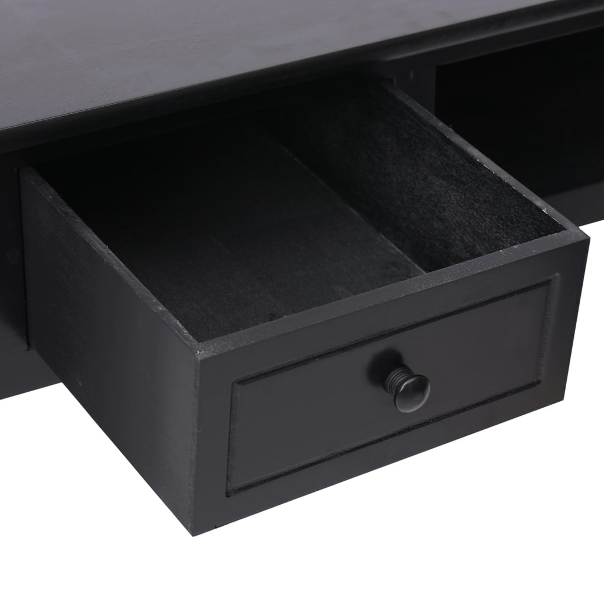 Nahaufnahme einer schwarzen Holzschublade mit Knopf, teilweise geöffnet.