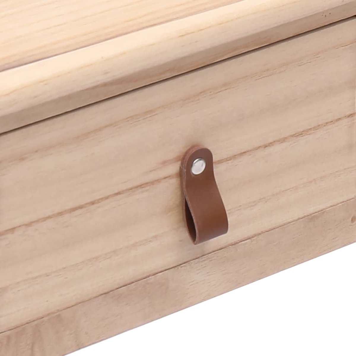 Eine Holzkiste mit Ledergriff. Der Griff ist braun und an der Vorderseite der Kiste befestigt.