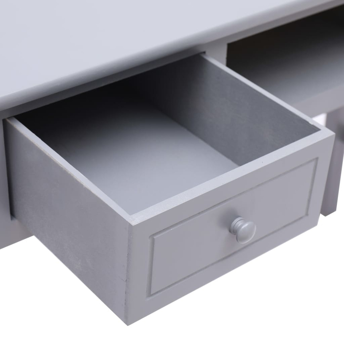 Eine graue Schublade ist geöffnet, mit einem Knopf, in einem grauen Schreibtisch.