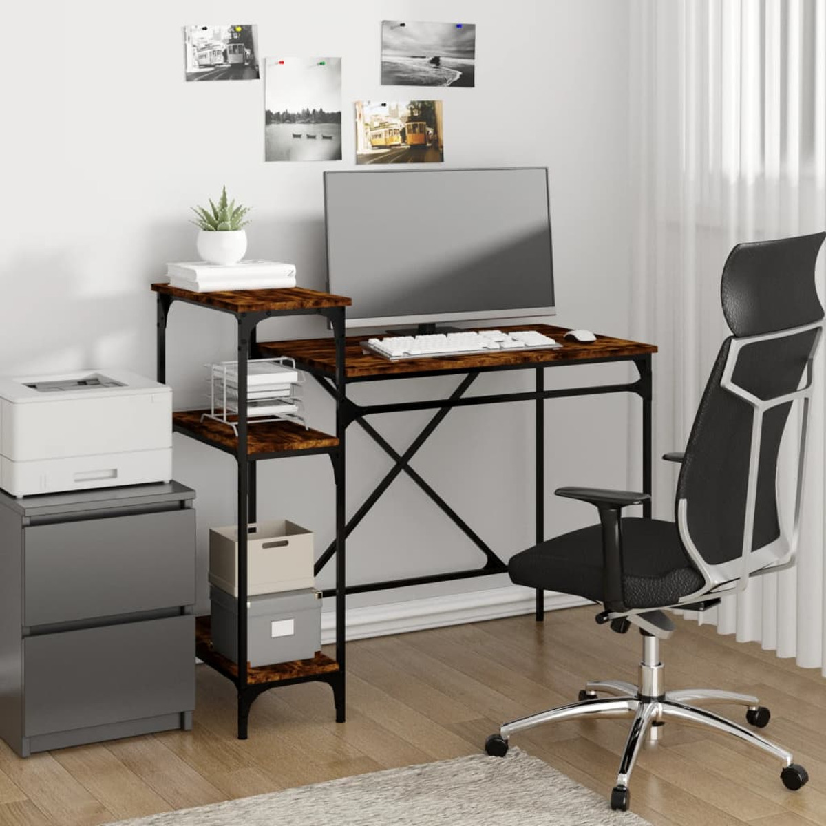 Home-Office-Einrichtung. Schreibtisch mit Computer, Drucker, Aktenschrank, Regalen und einem schwarzen Bürostuhl. Weiße Wand.
