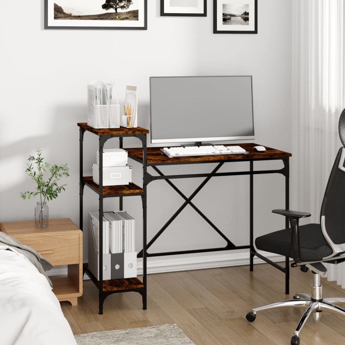 Home-Office-Setup mit Schreibtisch, Monitor und Regalen. Enthält eine Pflanze und Bücher.