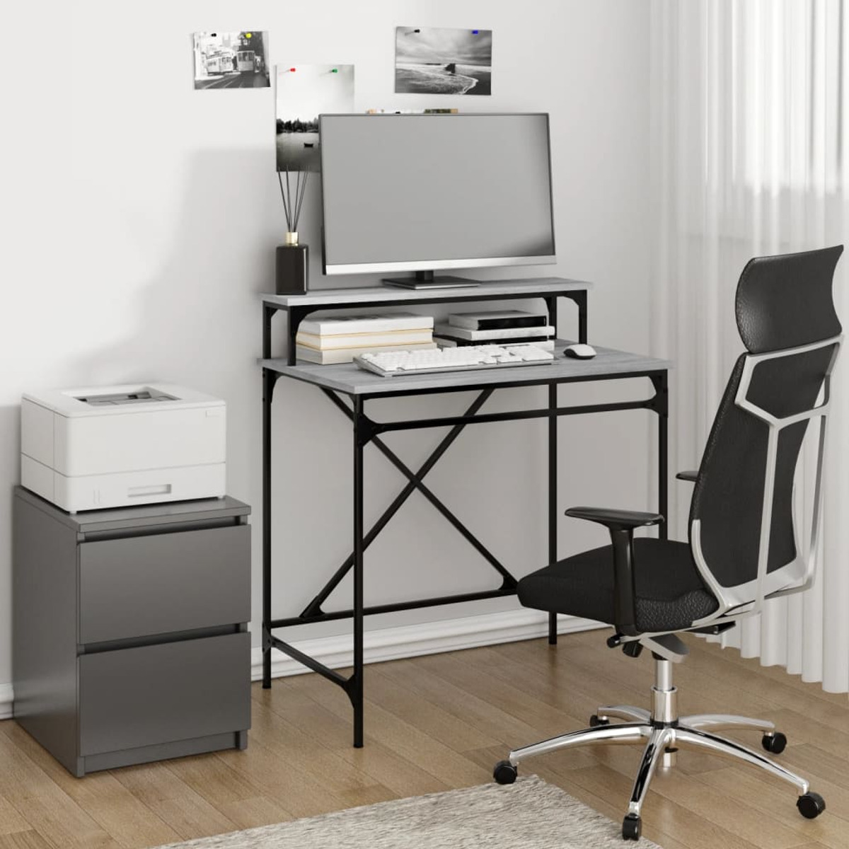 Moderner Bürotisch mit Monitor, Drucker und Stuhl. Grau-schwarzes Farbschema.
