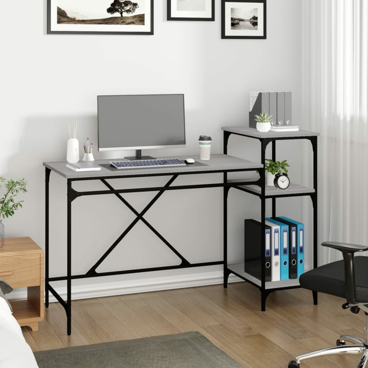 Büroaufbau mit grauem Schreibtisch, schwarzem Metallrahmen, Monitor und seitlichem Regal mit Akten und Pflanze.