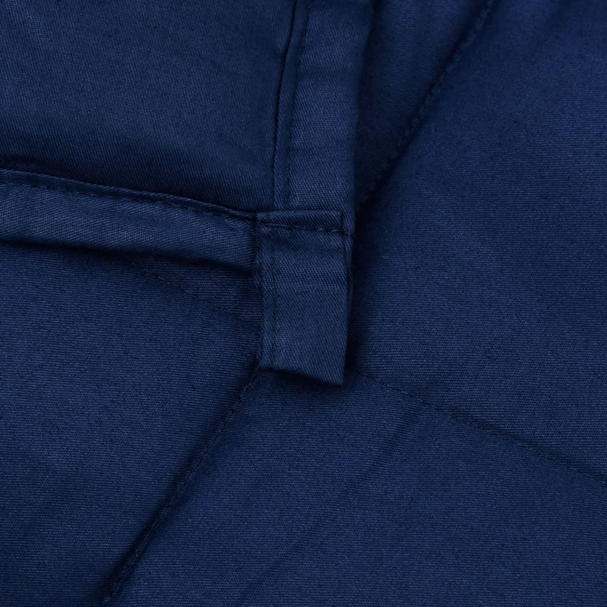 Nahaufnahme eines blauen Stoffes mit sichtbaren Nähten und Stichdetails.