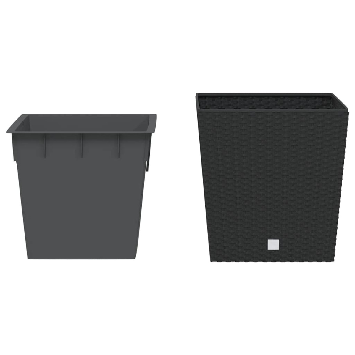 Zwei Pflanzgefäße, eines grau und eines schwarz. Das schwarze hat ein gewebtes Design.