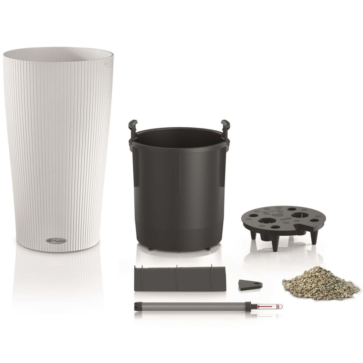 Pot blanc, conteneur noir et autres pièces pour plantes. Fond blanc.