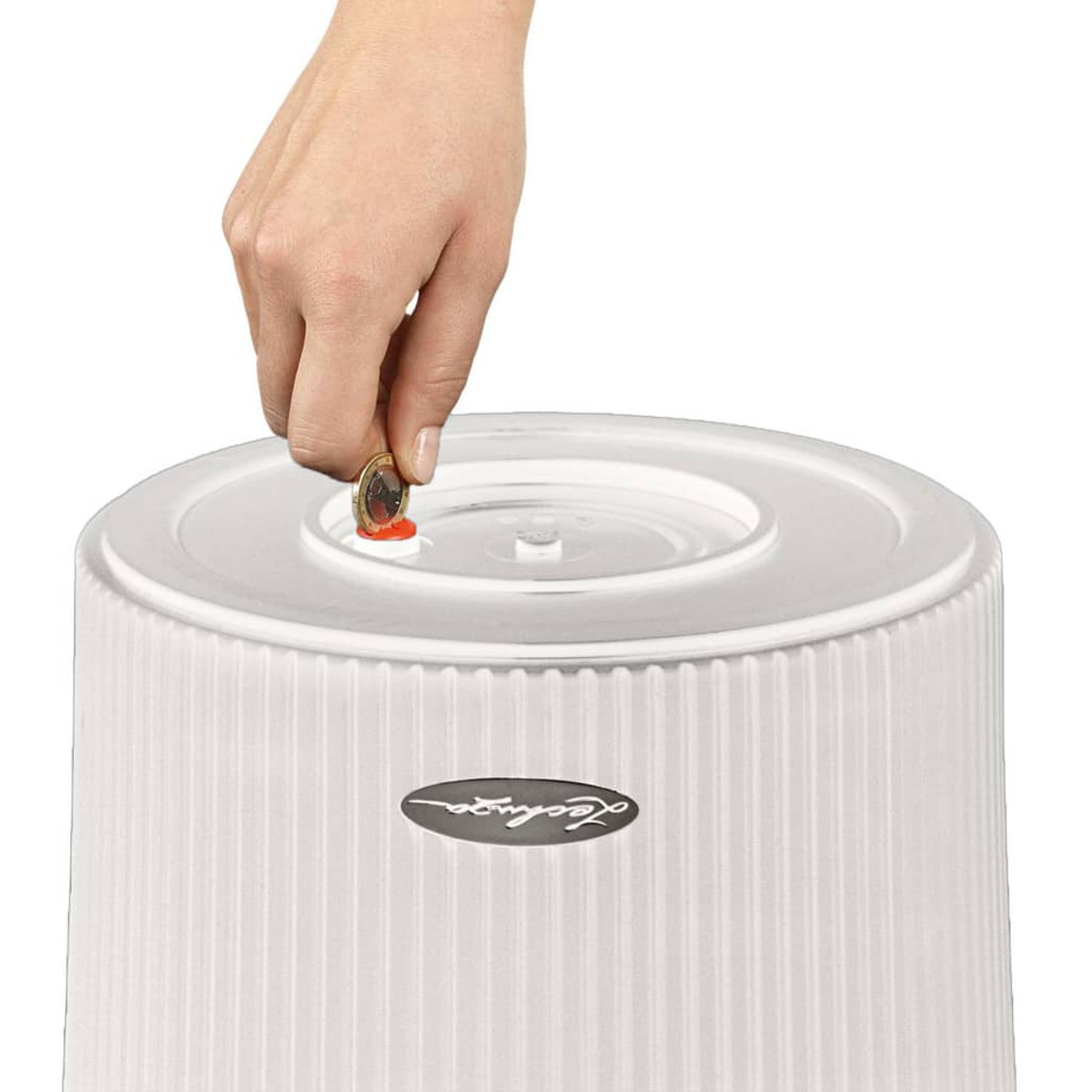 Una mano che inserisce una moneta in un vaso bianco a coste con il logo Lechuza.