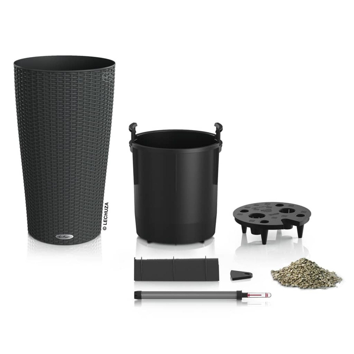 Divers fournitures de jardinage: une jardinière noire, un pot intérieur noir, un outil et du gravier.