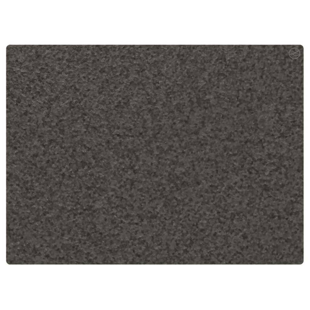 Un tapis rectangulaire gris texturé.