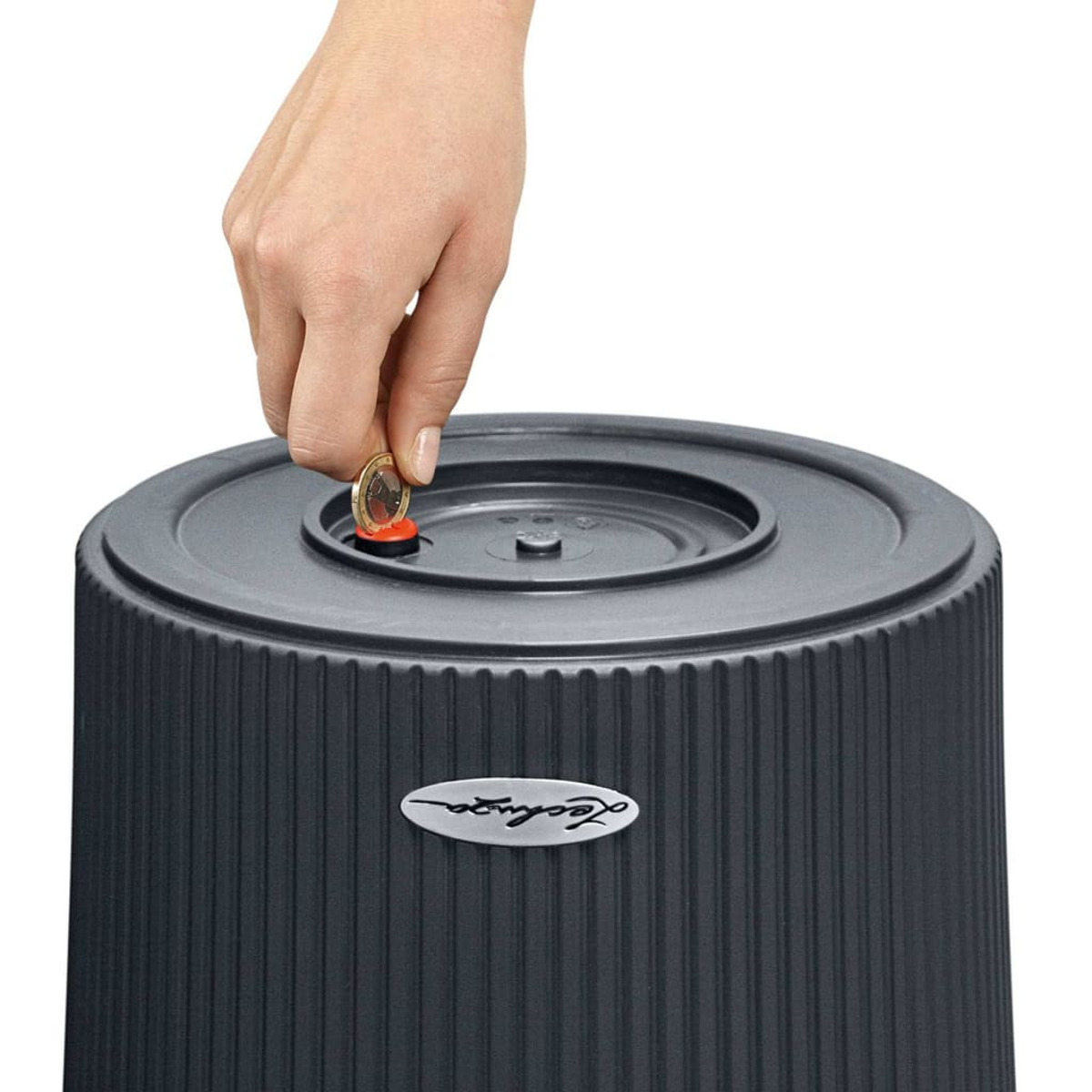 Une main insère une pièce dans un pot cylindrique gris avec un logo.
