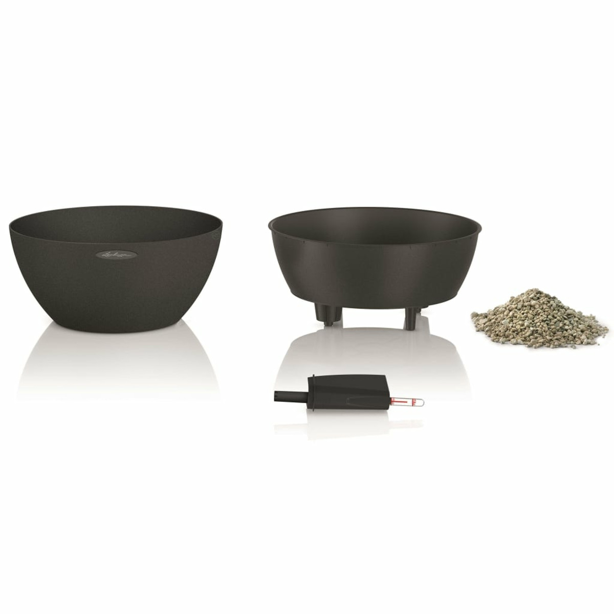 Zwei schwarze Blumentöpfe, ein kleiner Beutel mit Steinen und ein Gerät.