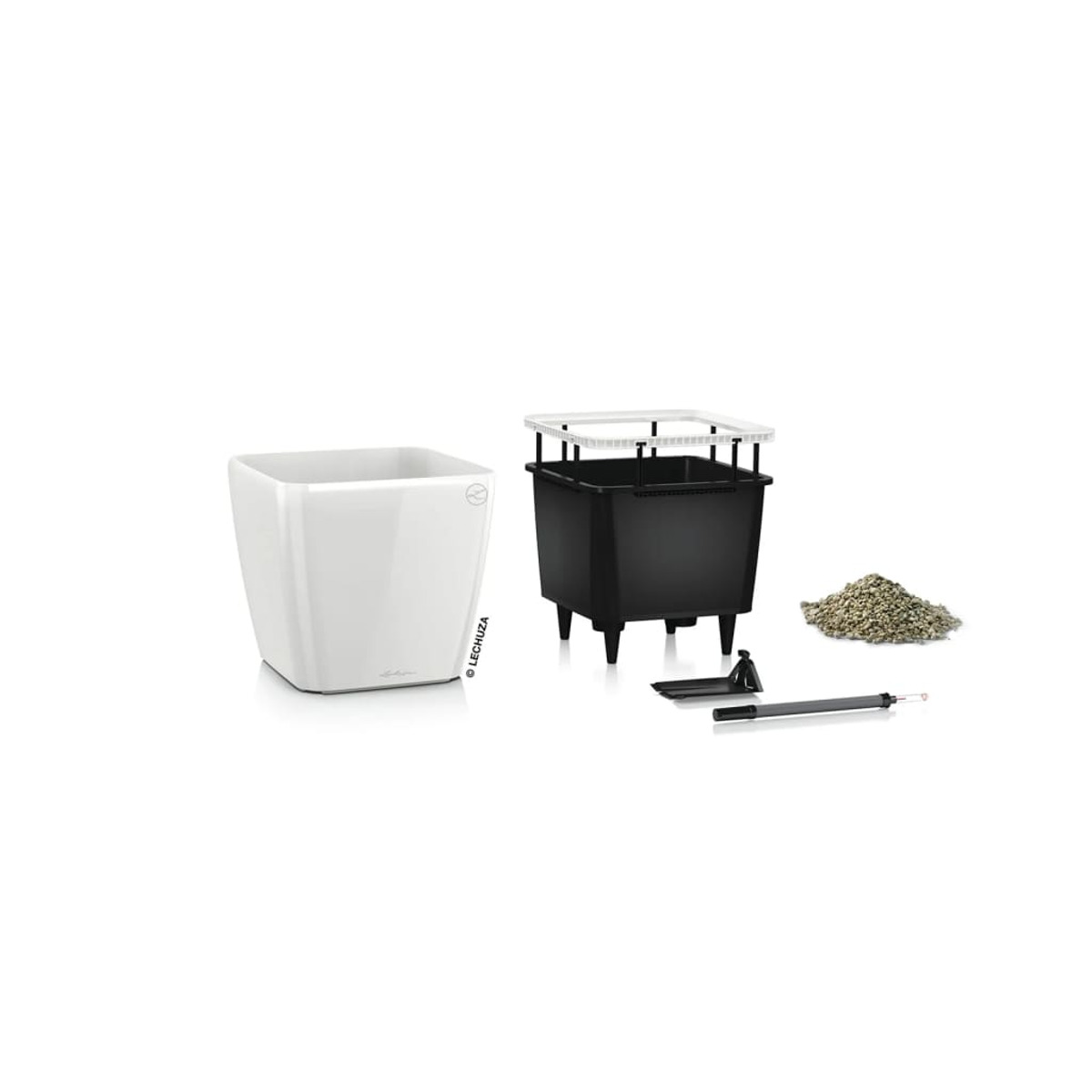 Un pot blanc avec un contenant noir à l'intérieur et des outils de jardinage. Fond blanc.